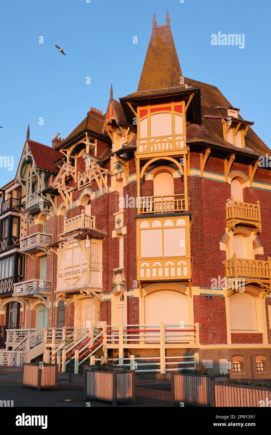 MERS-les-Bains ist eine Kommune in der Somme. Departement, in Hauts-de-France, in Nordfrankreich. MERS-les-Bains liegt am Ärmelkanal, an der Grenze zwischen Picardie und Normandie. Diese „Badestation“ (Badeort am Meer) mit einem Großteil des älteren Teils der Stadt wurde in der Blütezeit des Badeens am Meer, in der zweiten Hälfte des 19. Jahrhunderts, entwickelt. Infolgedessen unterliegen die zu jener Zeit erbauten schönen Villen nun Pfändungsbeschlüssen. Alle Renovierungen müssen in den gleichen Materialien und Farben wie die Originalarbeiten erfolgen. Kunststofftüren oder Rollläden sind nicht erlaubt. Frankreich, Stockfoto