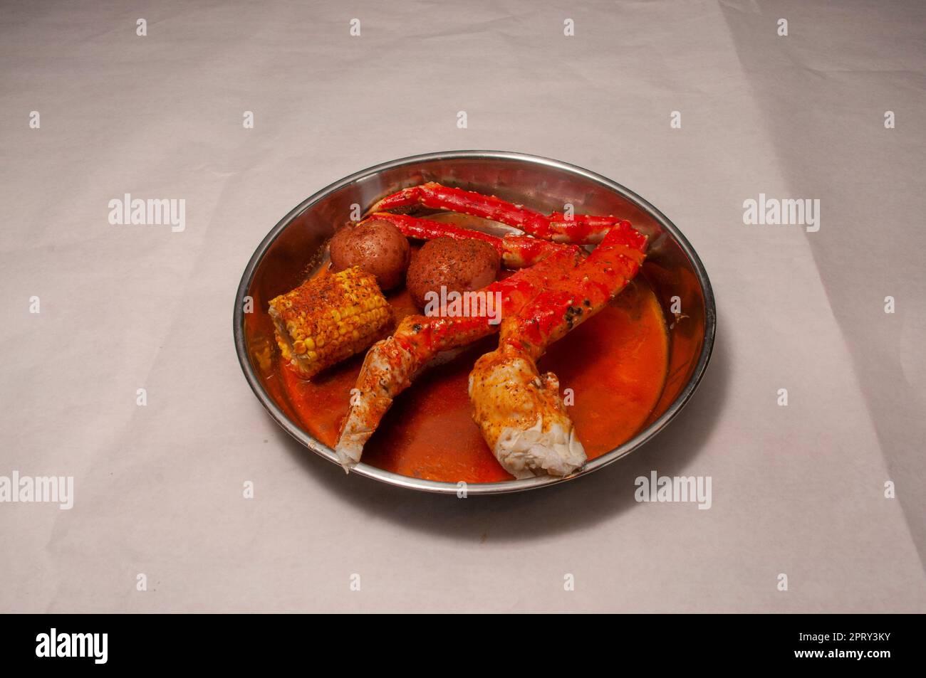 Köstliche Meeresfrüchte-Delikatesse, bekannt als Königskrabbenbeine Stockfoto