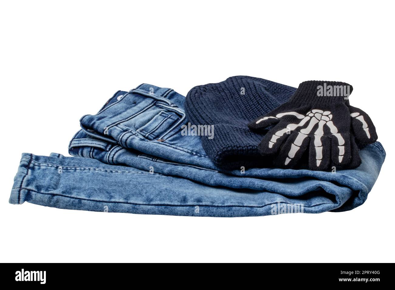 Halloween-Ausrüstung. Nahaufnahme einer Jeans, einer blauen Strickmütze oder Mütze und einem Paar Skelett-Handschuhe isoliert auf weißem Hintergrund. Beschneidungspfad. Stockfoto
