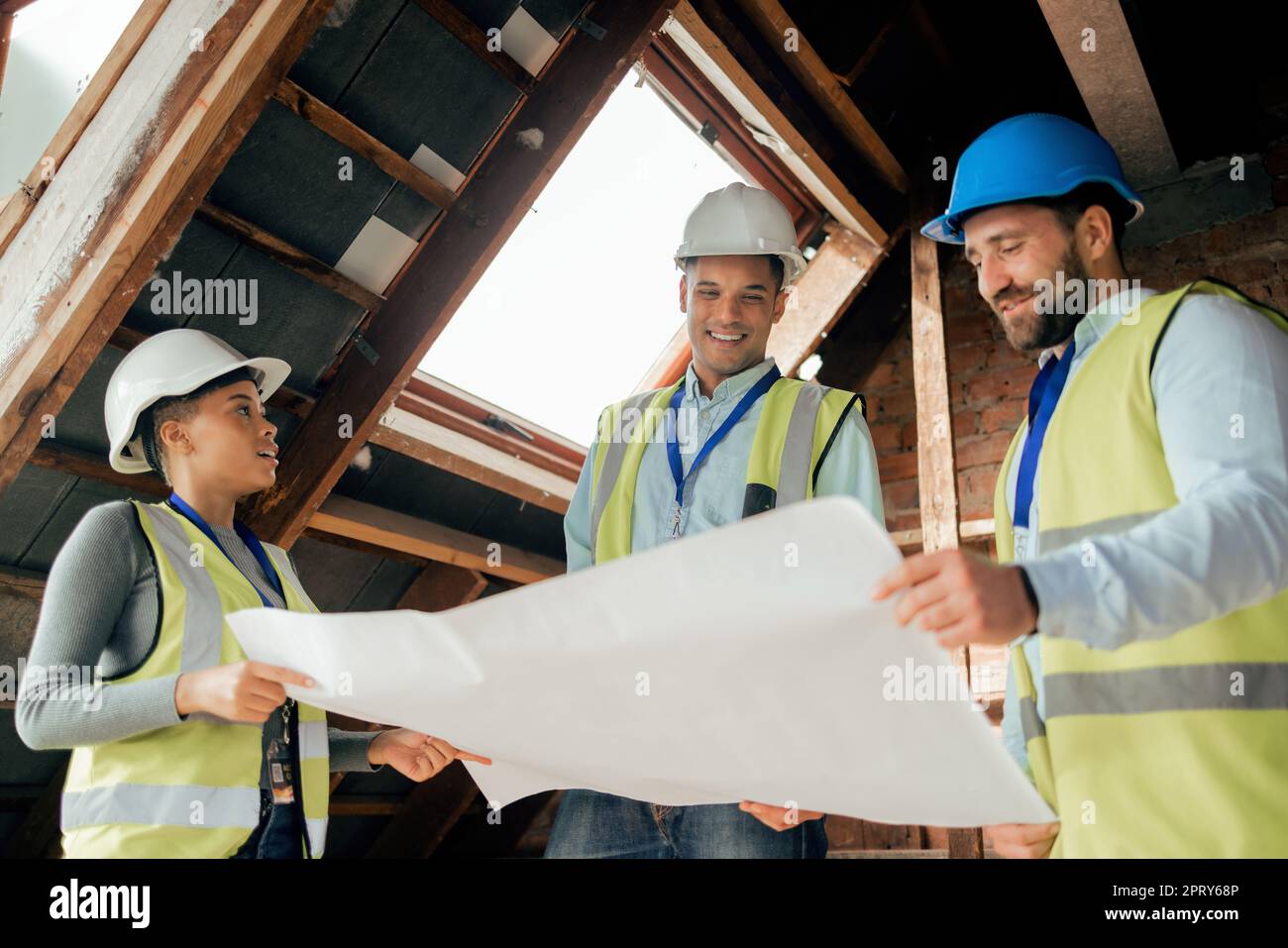 Teamwork, Planung und Bauarbeiter mit Bauplan im Gebäude, die sich mit ...