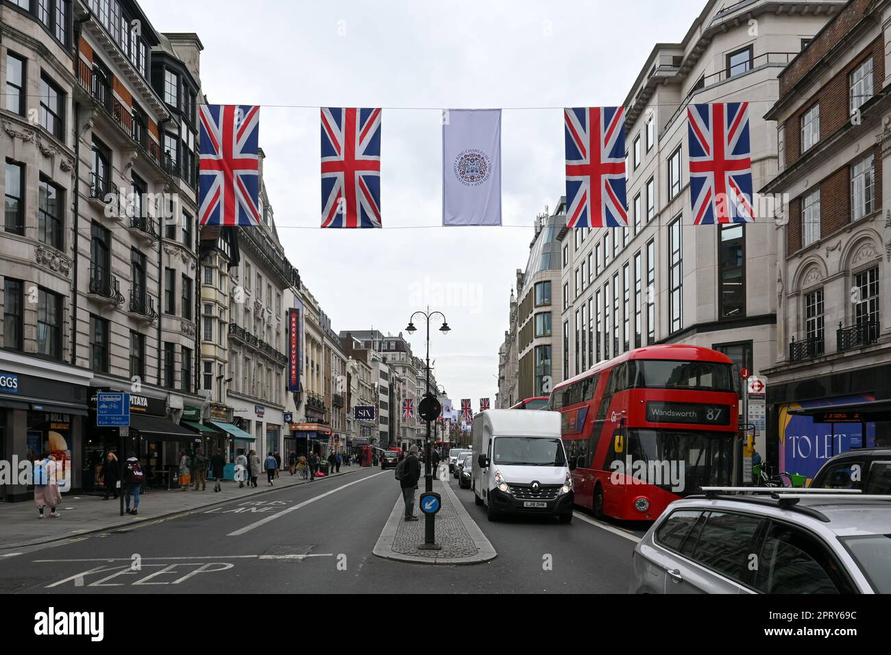 London, Großbritannien. 27. April 2023. Union Jacks schmücken im Strand und bereiten sich auf die Krönung von König Karl III. Vor, die am 6. Mai in London stattfindet. Kredit: Siehe Li/Picture Capital/Alamy Live News Stockfoto