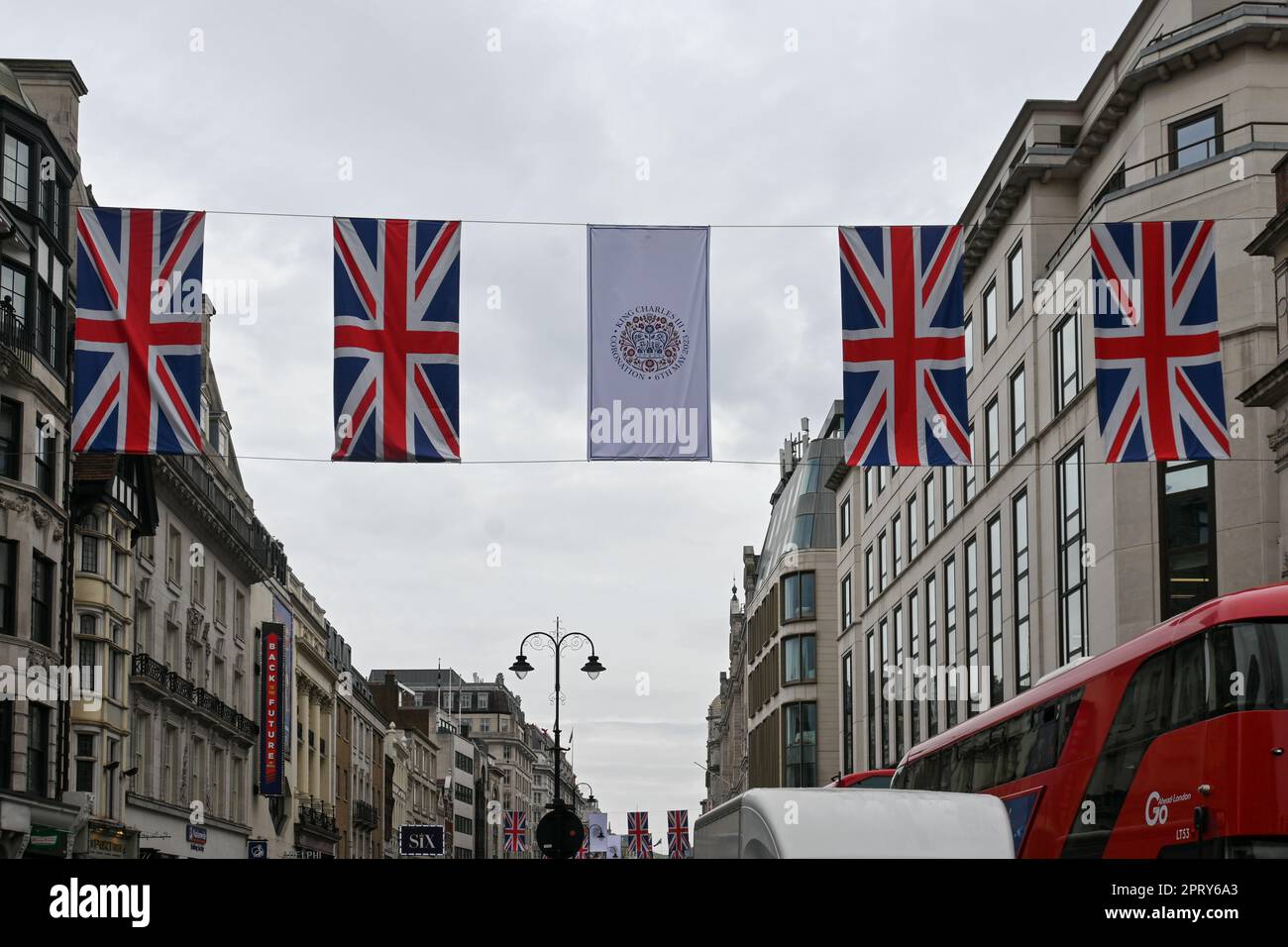 London, Großbritannien. 27. April 2023. Union Jacks schmücken im Strand und bereiten sich auf die Krönung von König Karl III. Vor, die am 6. Mai in London stattfindet. Kredit: Siehe Li/Picture Capital/Alamy Live News Stockfoto