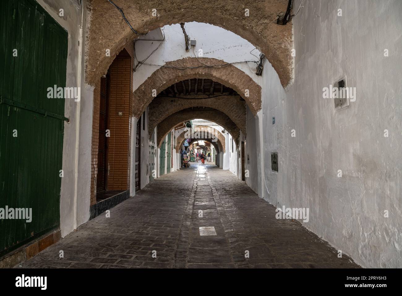 Enge Gassen in der Medina von Tetouan. Stockfoto