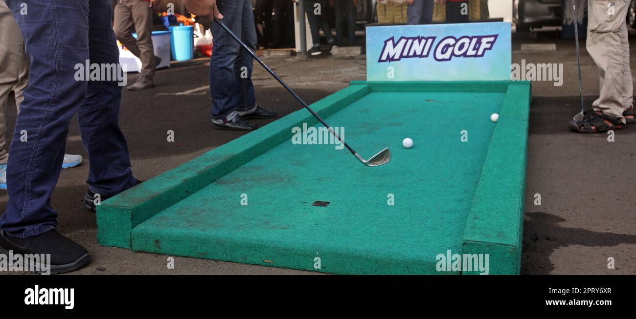 Die Leute spielen Minigolf in Jakarta, Indonesien, Südostasien. Schlupf Stockfoto