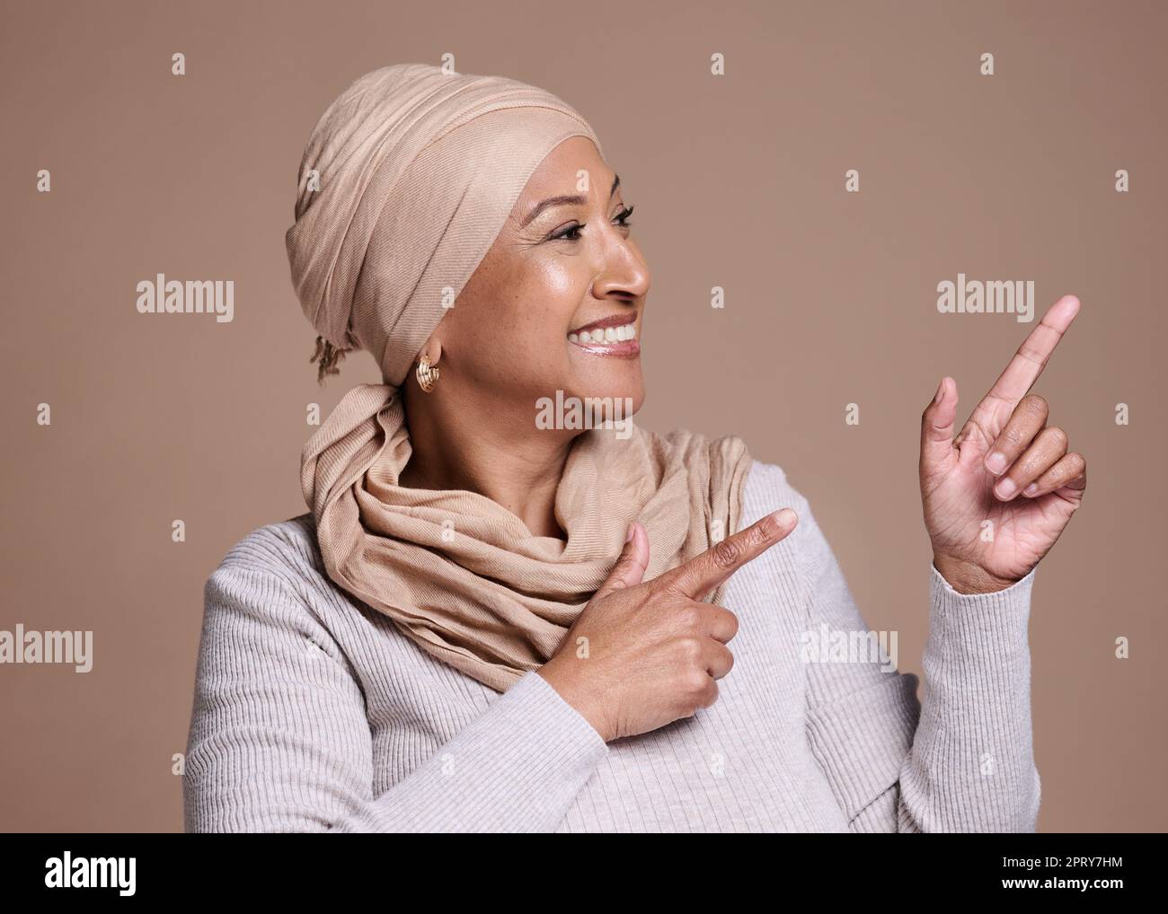 Reife islam Frau, zeigen oder Werbung Mock up, Marketing-Raum oder Studio Hintergrund Mockup. Glückliches Lächeln, muslimisches Model oder Mode-Hijab-Schal in Stockfoto
