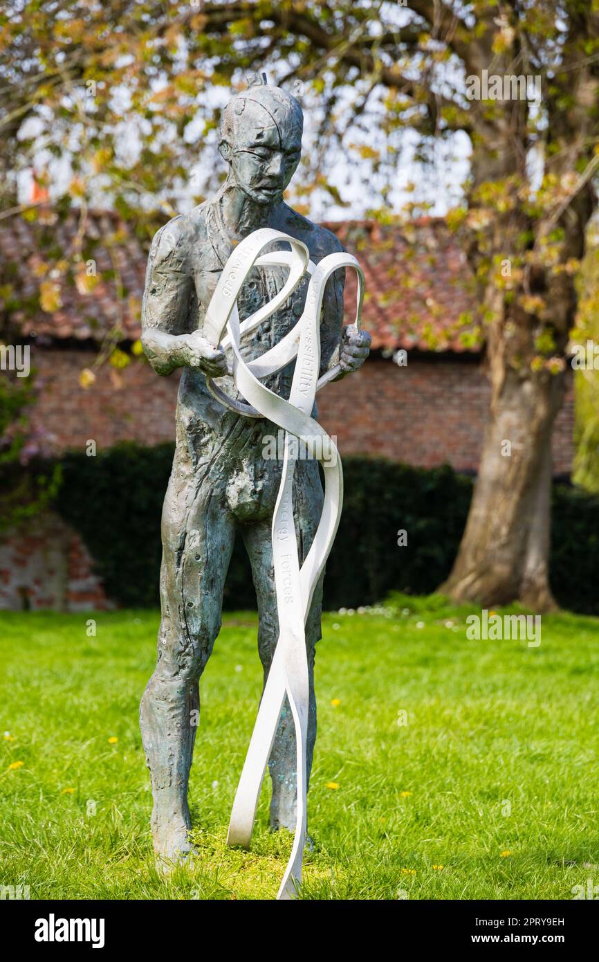 "Suchende" Bronzestatue auf dem Grün, Hauptstadt der Wolden. Louth, Lincolnshire, England. Bildhauer Lawrence Edwards und Designer Les Bicknell. Stockfoto