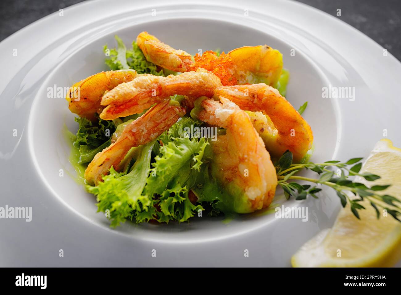 Schmackhafter Krabbencocktail mit Avocado Pasta und fliegendem Fischrogen Stockfoto