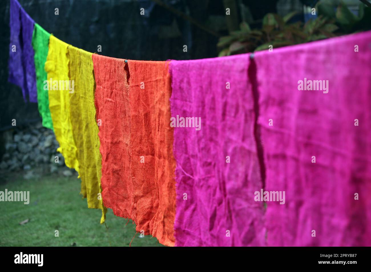 Das rote Tuch wird mit einem anderen farbigen cloth.selective-mm-Fokus und hochwertigen Fotos getrocknet. Illustration Stockfoto