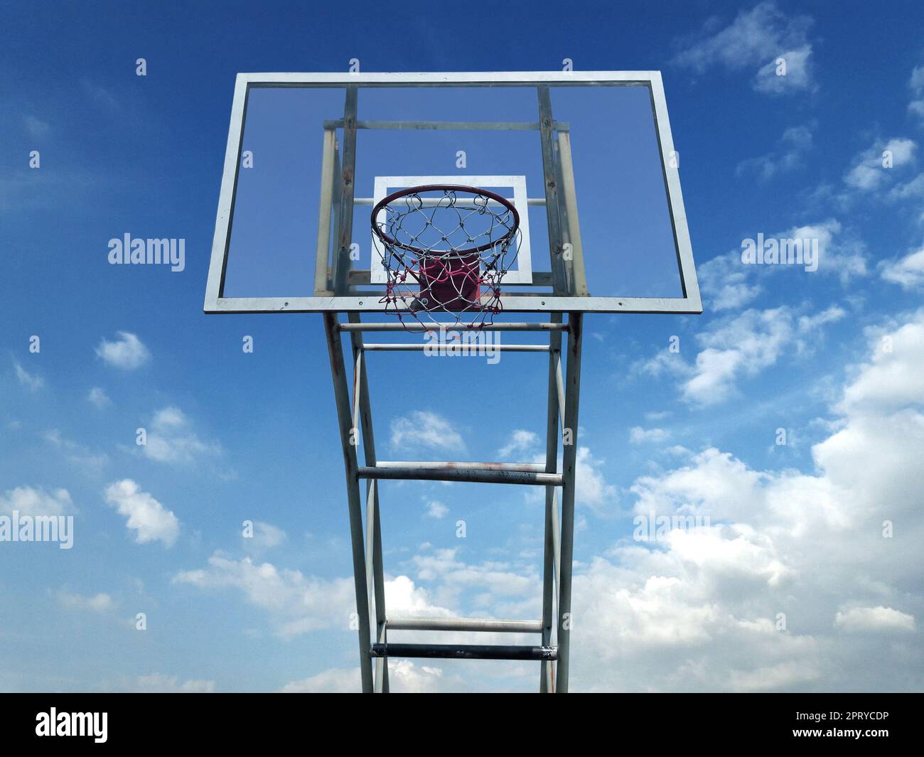 Low Angle View der Basketballkorb gegen den blauen Himmel Stockfoto