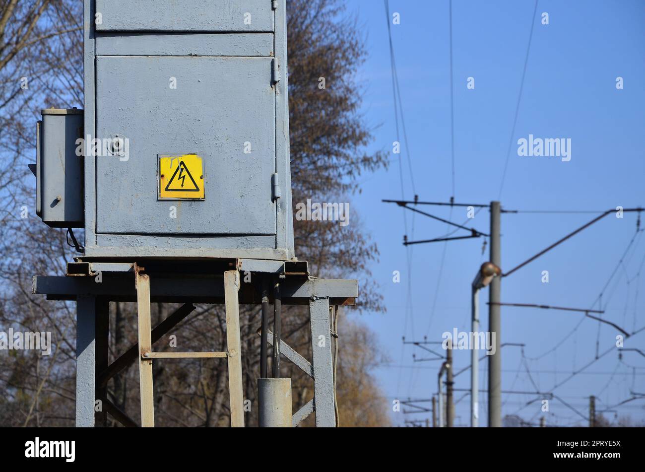 Trafo in Grau mit einem Symbol Warnung vor der Gefahr befinden, die der hohen Spannung in der Nähe der Bahnstrecke. Ein kleines Umspannwerk für die Lieferung von electri Stockfoto
