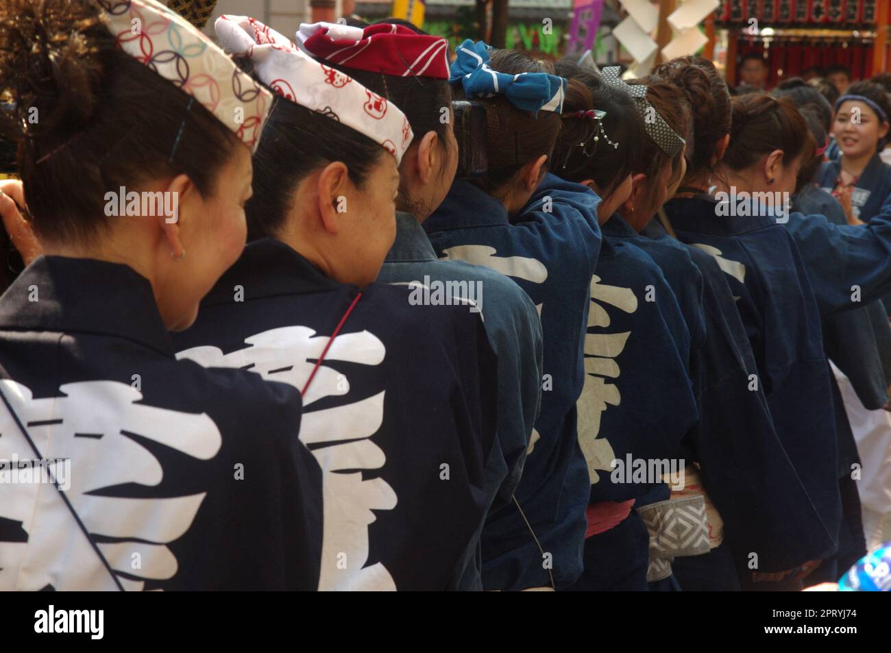 Tragen eines tragbaren Schreins beim Sanja Festival, Asakusa, Tokio, Japan Stockfoto