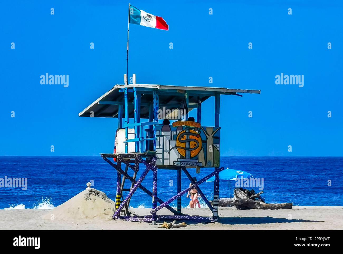 Strandwächter mit mexikanischer Flagge in Zicatela Puerto Escondido Oaxaca Mexiko. Stockfoto