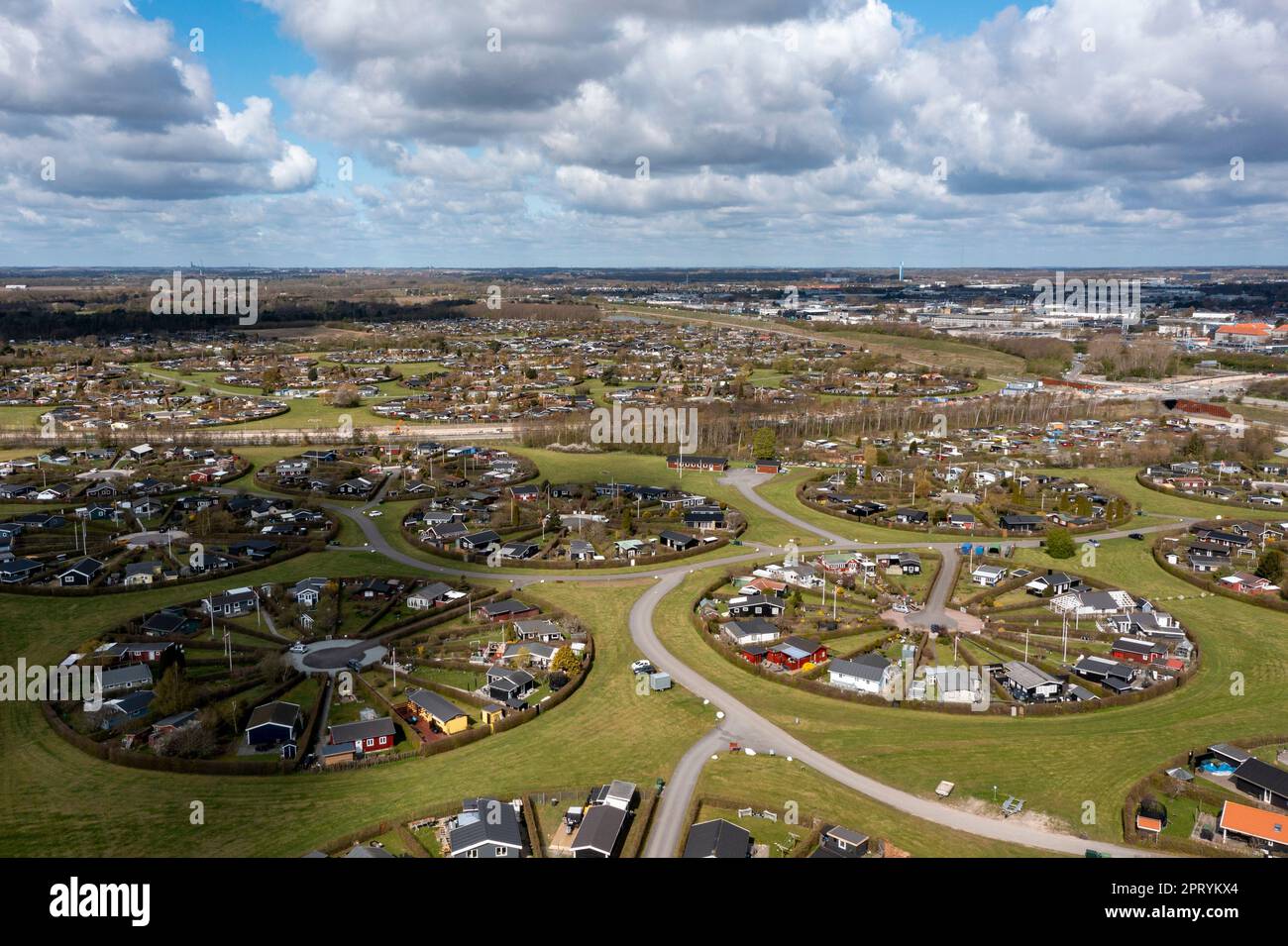 Brondby, Dänemark. 27. April 2023. Aus der Luft sieht die dänische Gartenstadt Brondby Haveby in der Nähe von Kopenhagen aus wie die Kulisse eines Science-Fiction-Films. Die 24 kreisförmigen Gemeindegärten wurden in den 1960er Jahren nach einem Design des Landschaftsarchitekten Mygind angelegt. Sie ähneln alten dänischen Dörfern, in denen sich die Bewohner in dem Dorf gut im Zentrum trafen, um Neuigkeiten auszutauschen. (Mit einer Drohne erschossen). Kredit: Stephan Schulz/dpa-Zentralbild/dpa/Alamy Live News Stockfoto