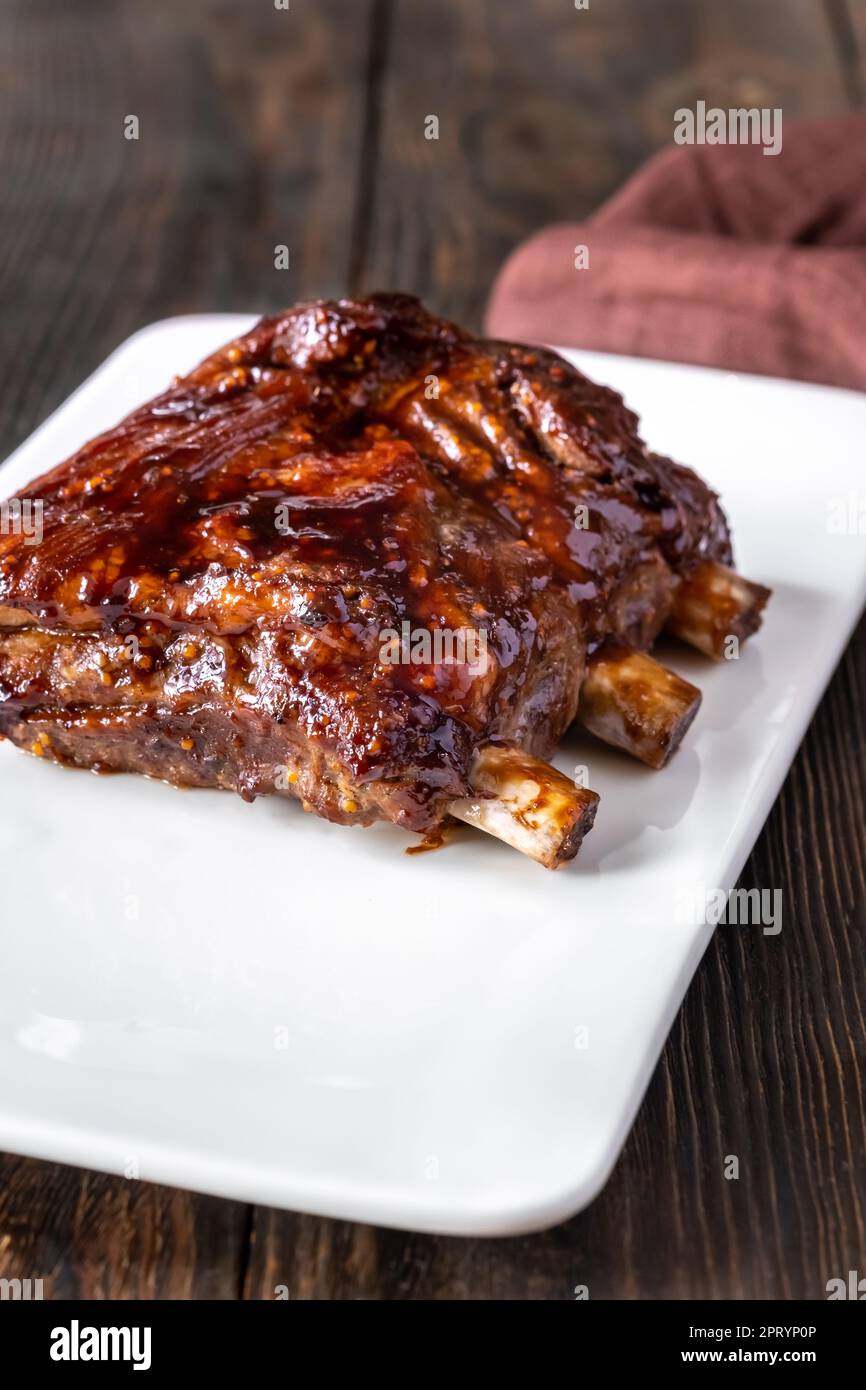 Grillen Sie Schweineribs auf dem weißen Teller Stockfoto