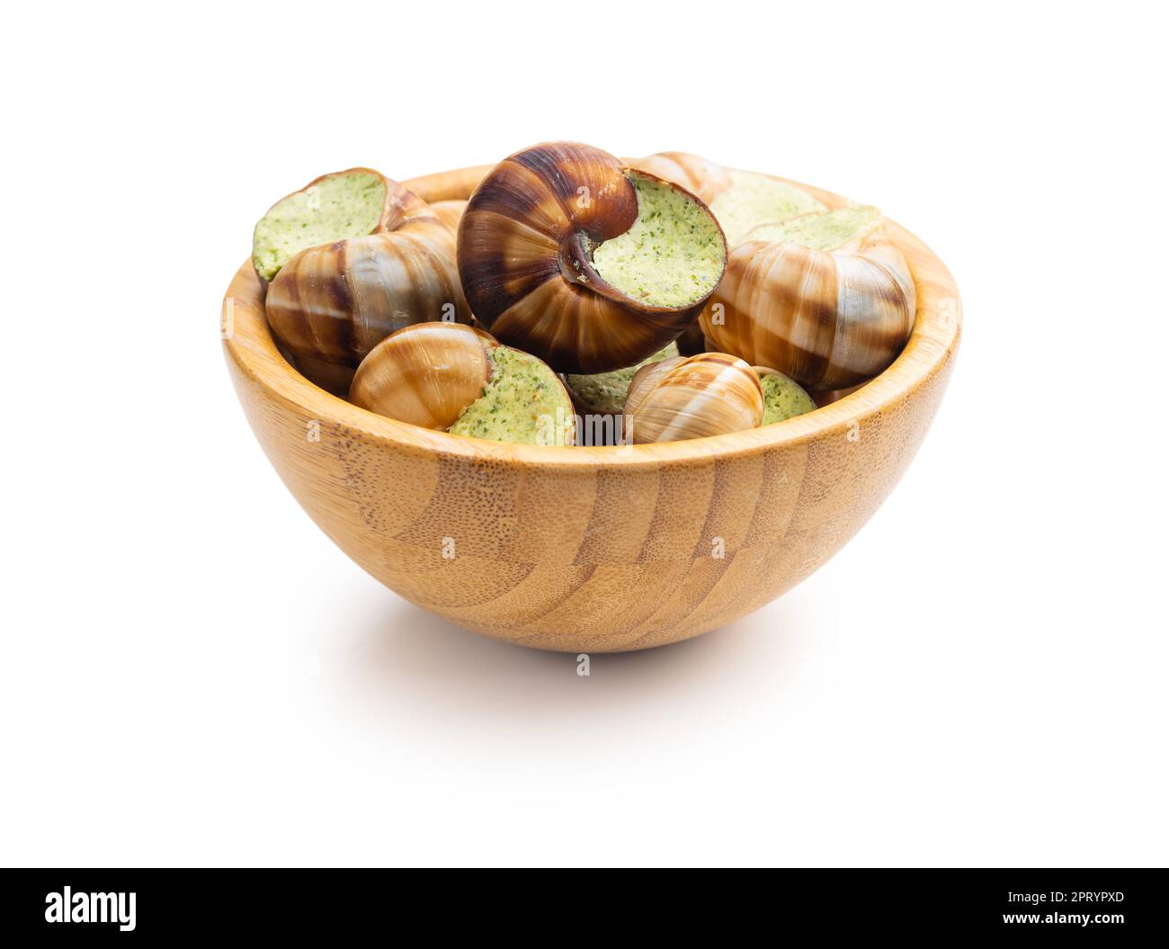 Schnecken mit Petersilienbutter, Bourgogne Escargot Schnecken isoliert auf weißem Hintergrund. Delikatesisches Essen. Stockfoto