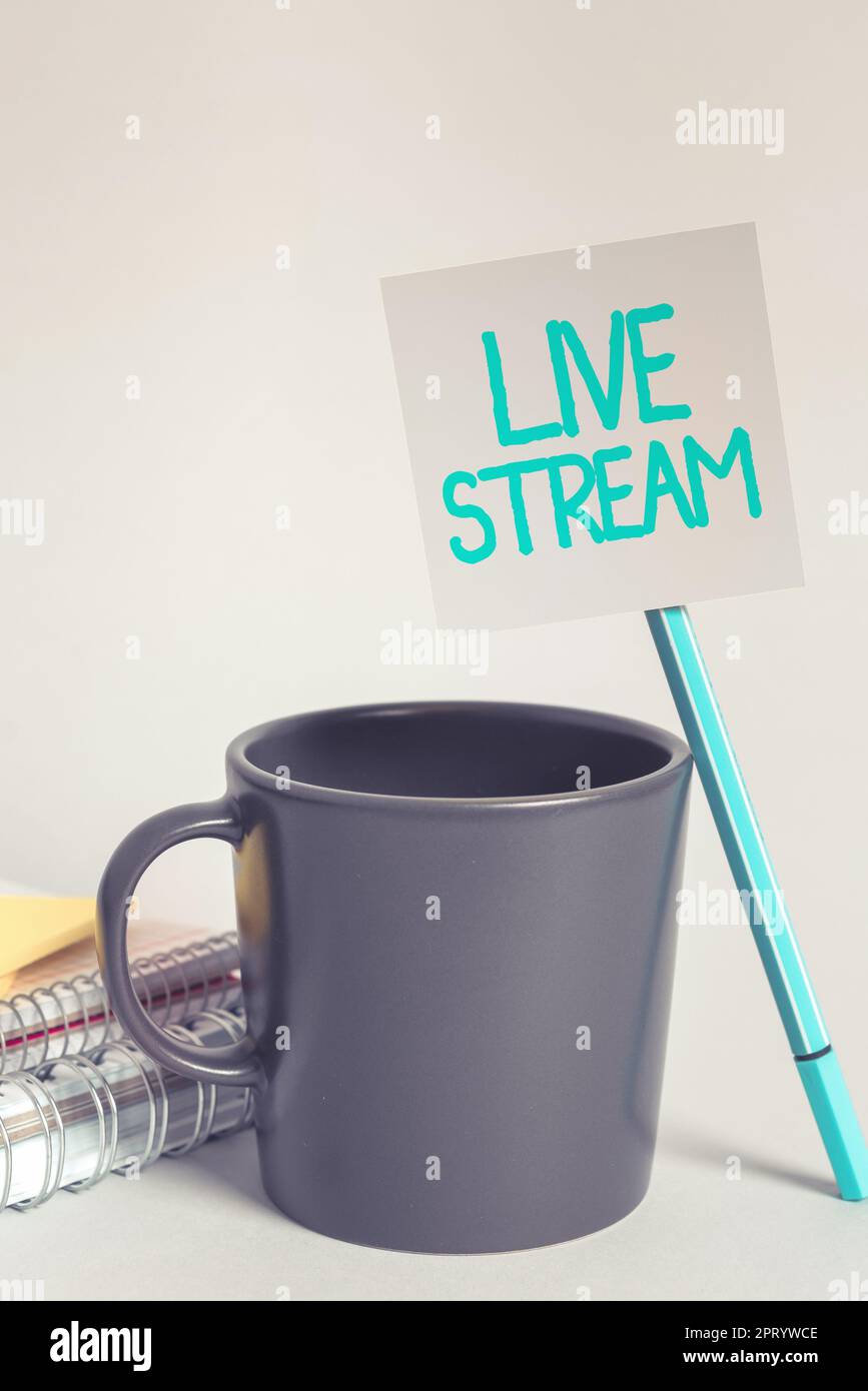 Handgeschriebenes Schild Live Stream, Business Idea zur Übertragung von Video- oder Audiomaterial unter Nutzung des Internets Stockfoto