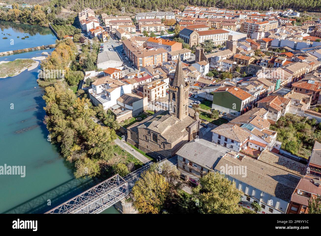 Blick auf die Kirche Santa Maria la Real in Sanguesa - Spanien Luftbild Stockfoto