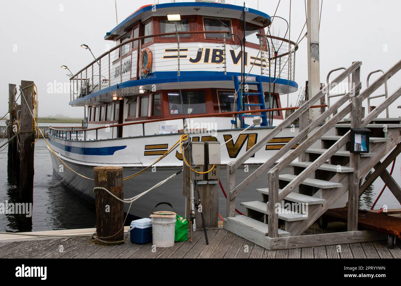 Bay Shore, New York, USA - 27. Mai 2022: Das Beifahrer-Fischerboot Jib VI legte im Captree State Park an. Stockfoto