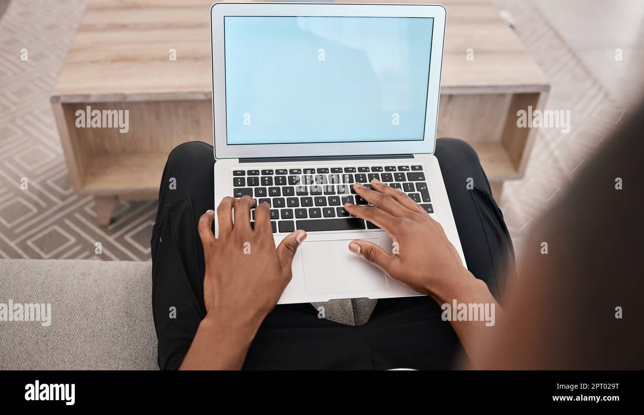Hände, Tastatur und Laptop-Mockup-Bildschirm des schwarzen Mannes beschäftigt mit Arbeit, Social Media oder Anwendung. Internet, Kommunikation und WiFi-Verbindung der Person Stockfoto