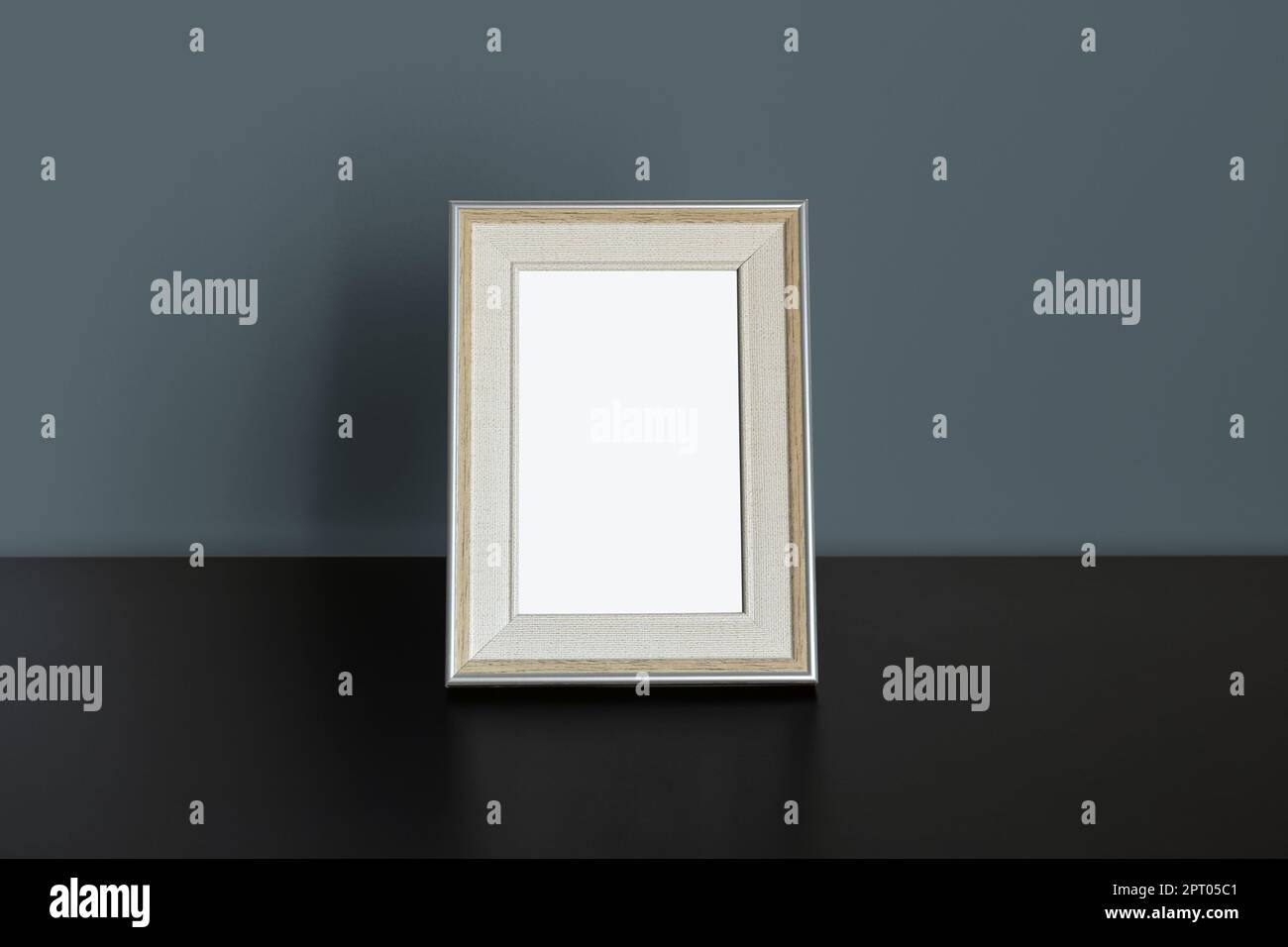 Bildmodell auf dunkelgrauer Wand Stockfoto