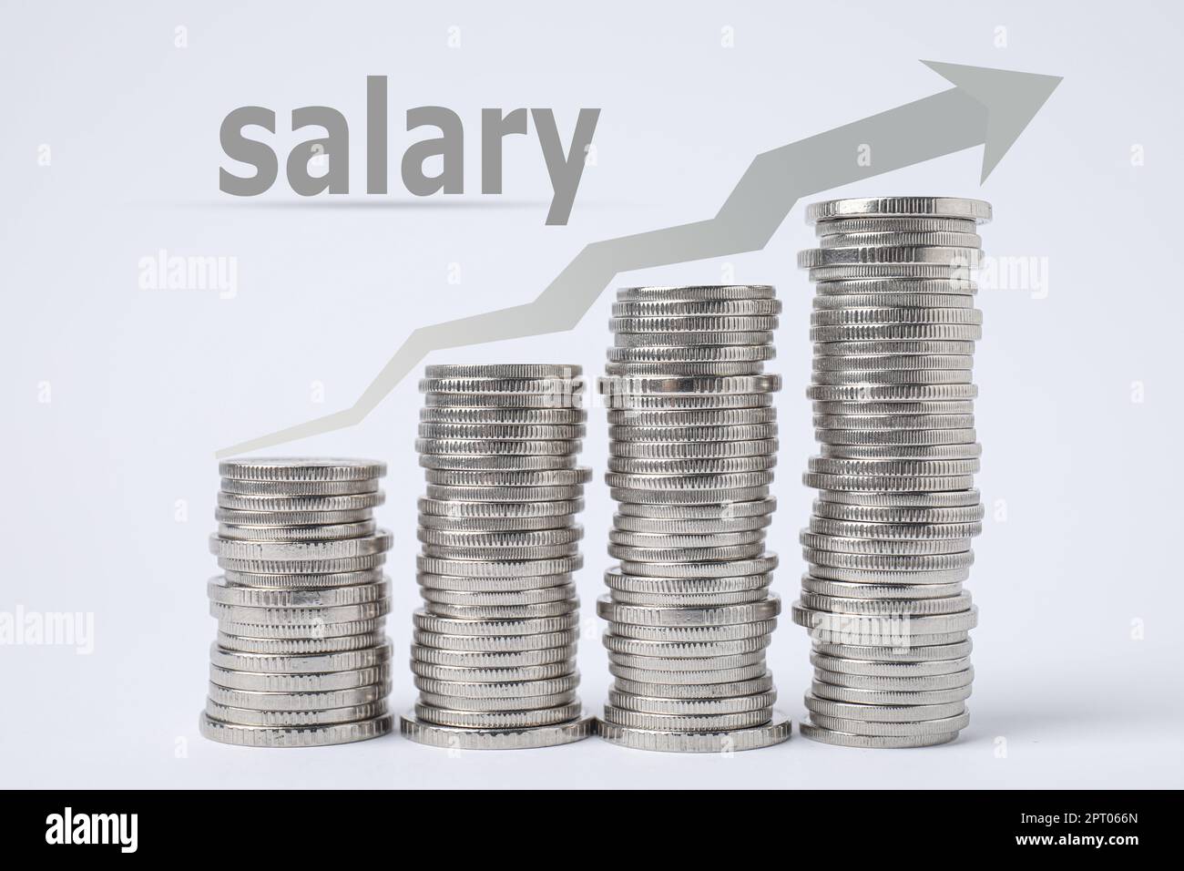 Konzept der Gehaltserhöhung. Gestapelte Münzen und Abbildung eines Aufwärtspfeils auf hellem Hintergrund Stockfoto