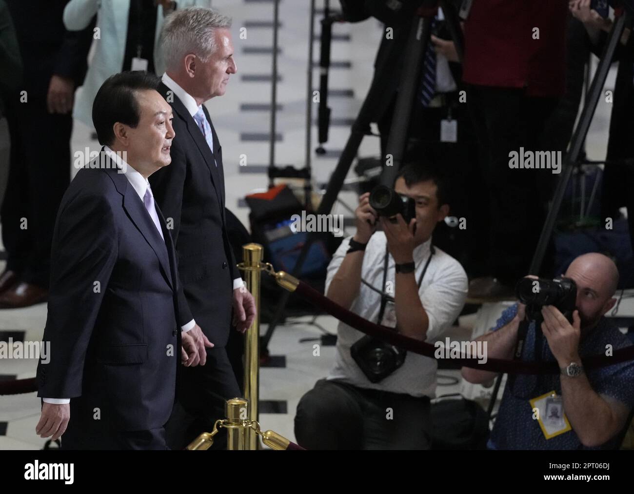 Washington, Usa. 27. April 2023. Der südkoreanische Präsident Yoon Suk Yeol läuft durch die USA Capitol Rotunda mit dem Sprecher des Hauses Kevin McCarthy vor einer gemeinsamen Kongresssitzung in Washington DC am Donnerstag, den 27. April 2023. Präsident Joe Biden und Präsident Yoon kündigten am Mittwoch einen wichtigen neuen Plan an, der die nordkoreanische Aggression abschrecken soll. Foto: Ken Cedeno/UPI Credit: UPI/Alamy Live News Stockfoto