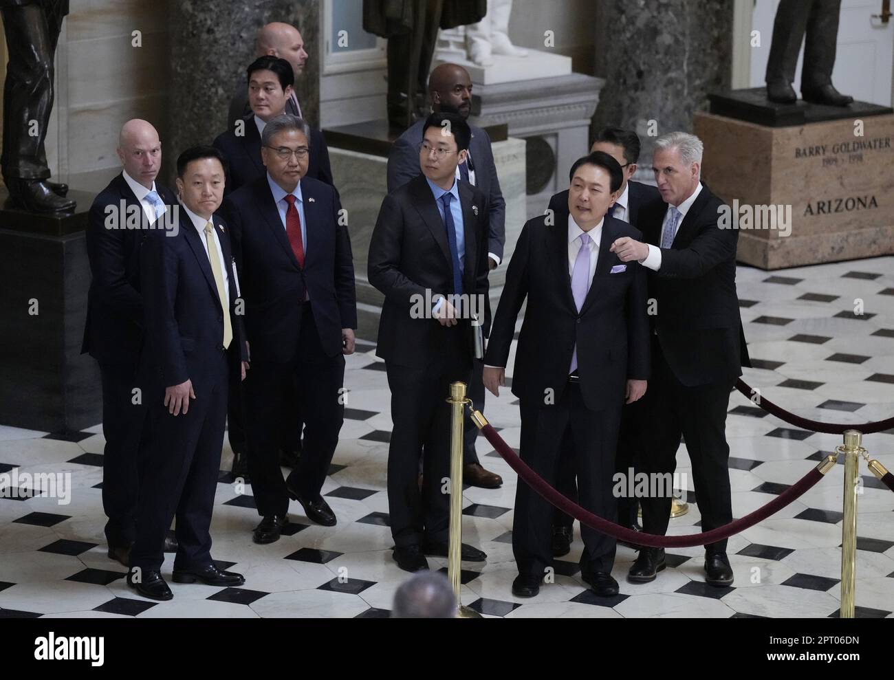 Washington, Usa. 27. April 2023. Sprecher des Hauses Kevin McCarthy spricht mit dem südkoreanischen Präsidenten Yoon Suk Yeol, während sie durch die USA laufen Capitol Rotunda Before Yoon spricht am Donnerstag, den 27. April 2023, in Washington DC vor einer gemeinsamen Kongresssitzung. Präsident Joe Biden und Präsident Yoon kündigten am Mittwoch einen wichtigen neuen Plan an, der die nordkoreanische Aggression abschrecken soll. Foto: Ken Cedeno/UPI Credit: UPI/Alamy Live News Stockfoto