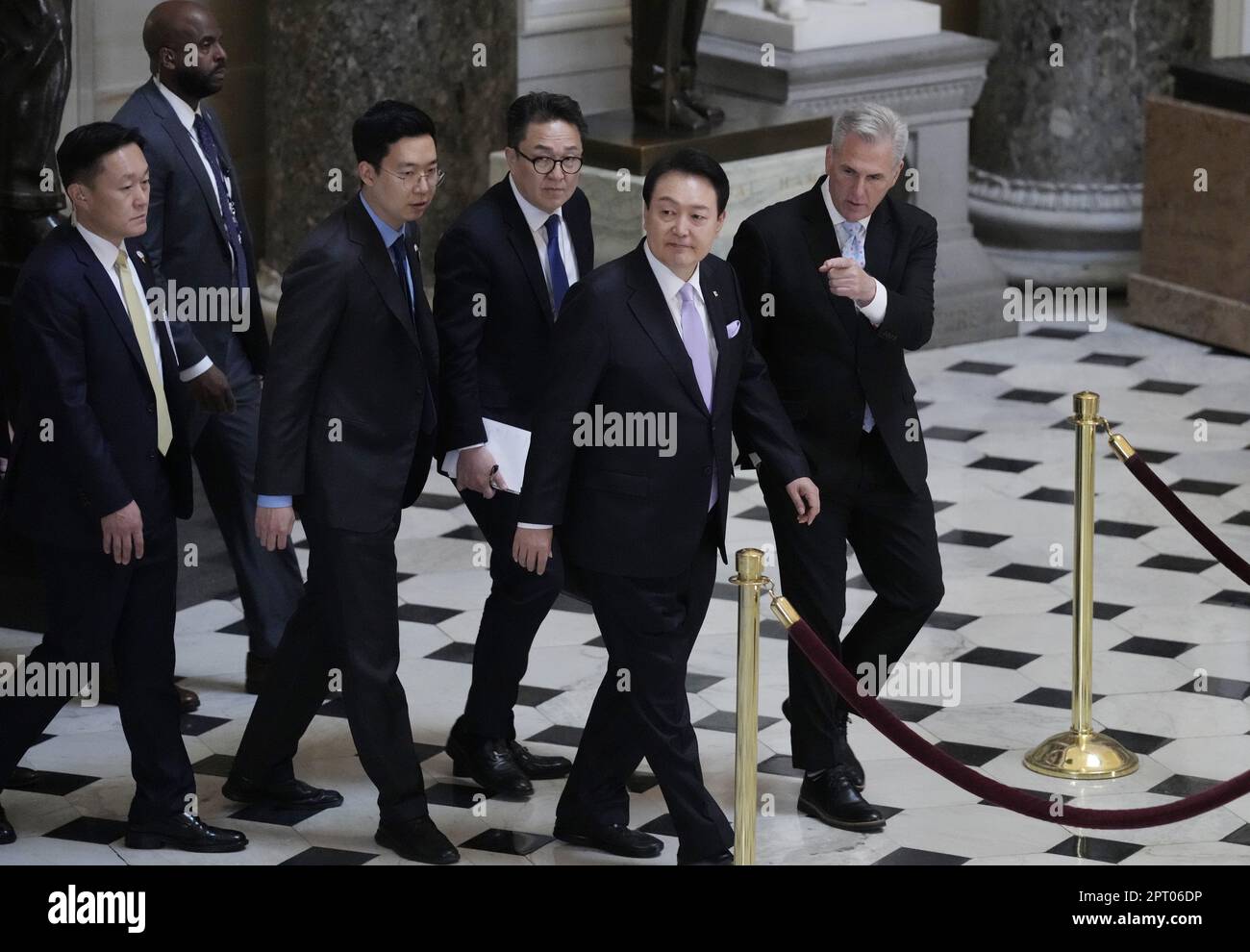 Washington, Usa. 27. April 2023. Der südkoreanische Präsident Yoon Suk Yeol läuft durch die USA Capitol Rotunda mit dem Sprecher des Hauses Kevin McCarthy vor einer gemeinsamen Kongresssitzung in Washington DC am Donnerstag, den 27. April 2023. Präsident Joe Biden und Präsident Yoon kündigten am Mittwoch einen wichtigen neuen Plan an, der die nordkoreanische Aggression abschrecken soll. Foto: Ken Cedeno/UPI Credit: UPI/Alamy Live News Stockfoto