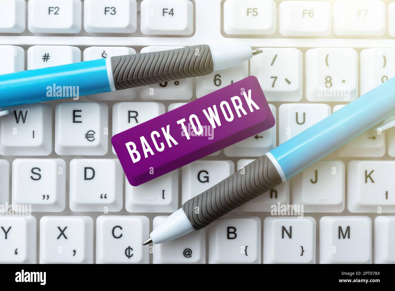 Handschriftlich ein Schild „Zurück an den Arbeitsplatz“ schreiben, Konzept bedeutet Rückkehr zur Arbeit Routine Ende des Urlaubs oder Urlaub Stockfoto