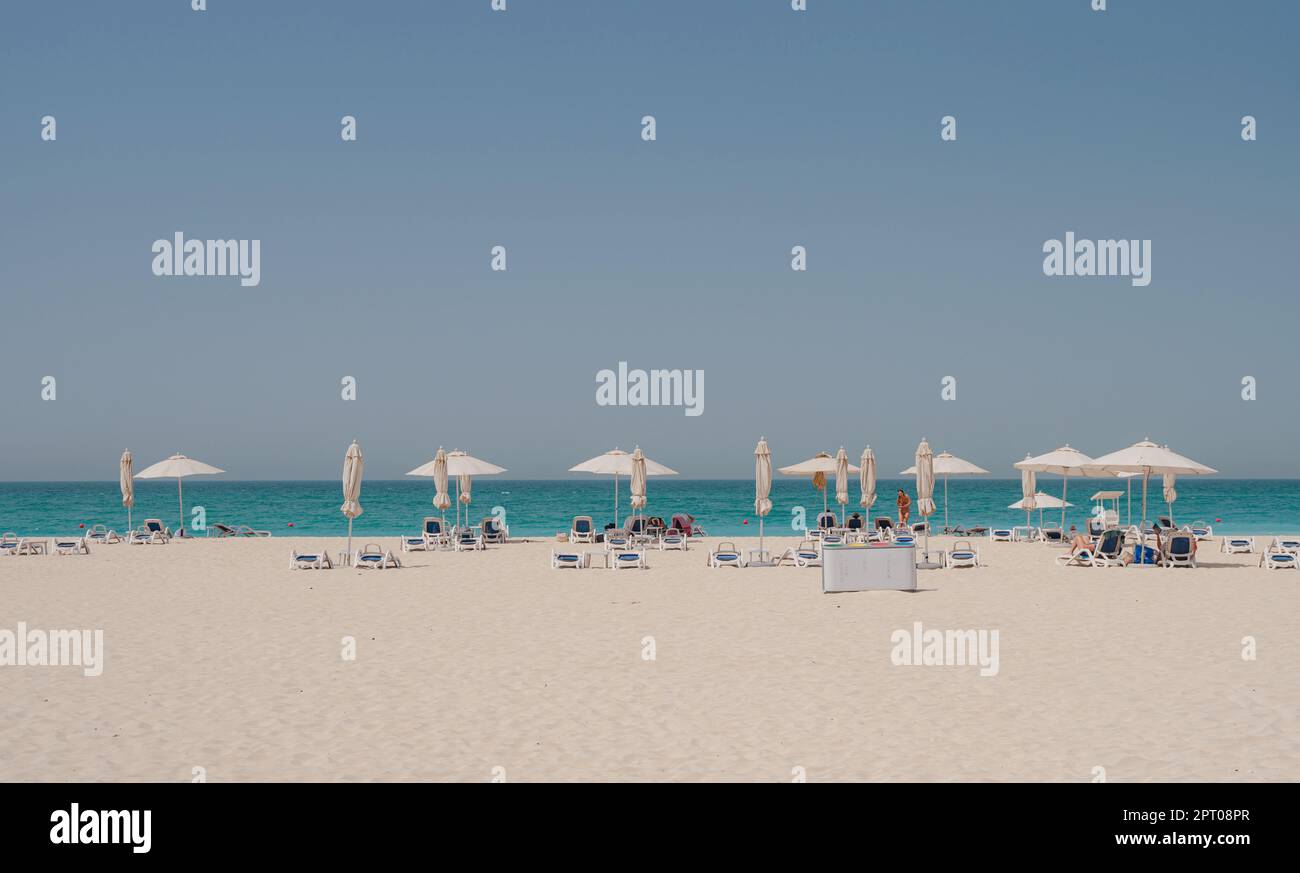 Abu Dhabi, VAE - 21. März 2023 : Soul Beach in Al Saadiyat Island, Cultural District. Straße mit Wohnungen, Geschäften, Restaurants und Hotels Stockfoto