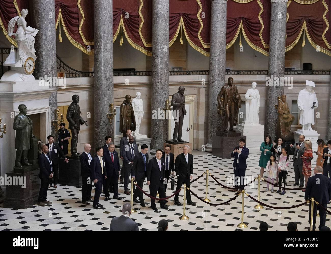 Washington, Usa. 27. April 2023. Der südkoreanische Präsident Yoon Suk Yeol läuft durch die USA Capitol Rotunda mit dem Sprecher des Hauses Kevin McCarthy vor einer gemeinsamen Kongresssitzung in Washington DC am Donnerstag, den 27. April 2023. Präsident Joe Biden und Präsident Yoon kündigten am Mittwoch einen wichtigen neuen Plan an, der die nordkoreanische Aggression abschrecken soll. Foto: Ken Cedeno/UPI Credit: UPI/Alamy Live News Stockfoto