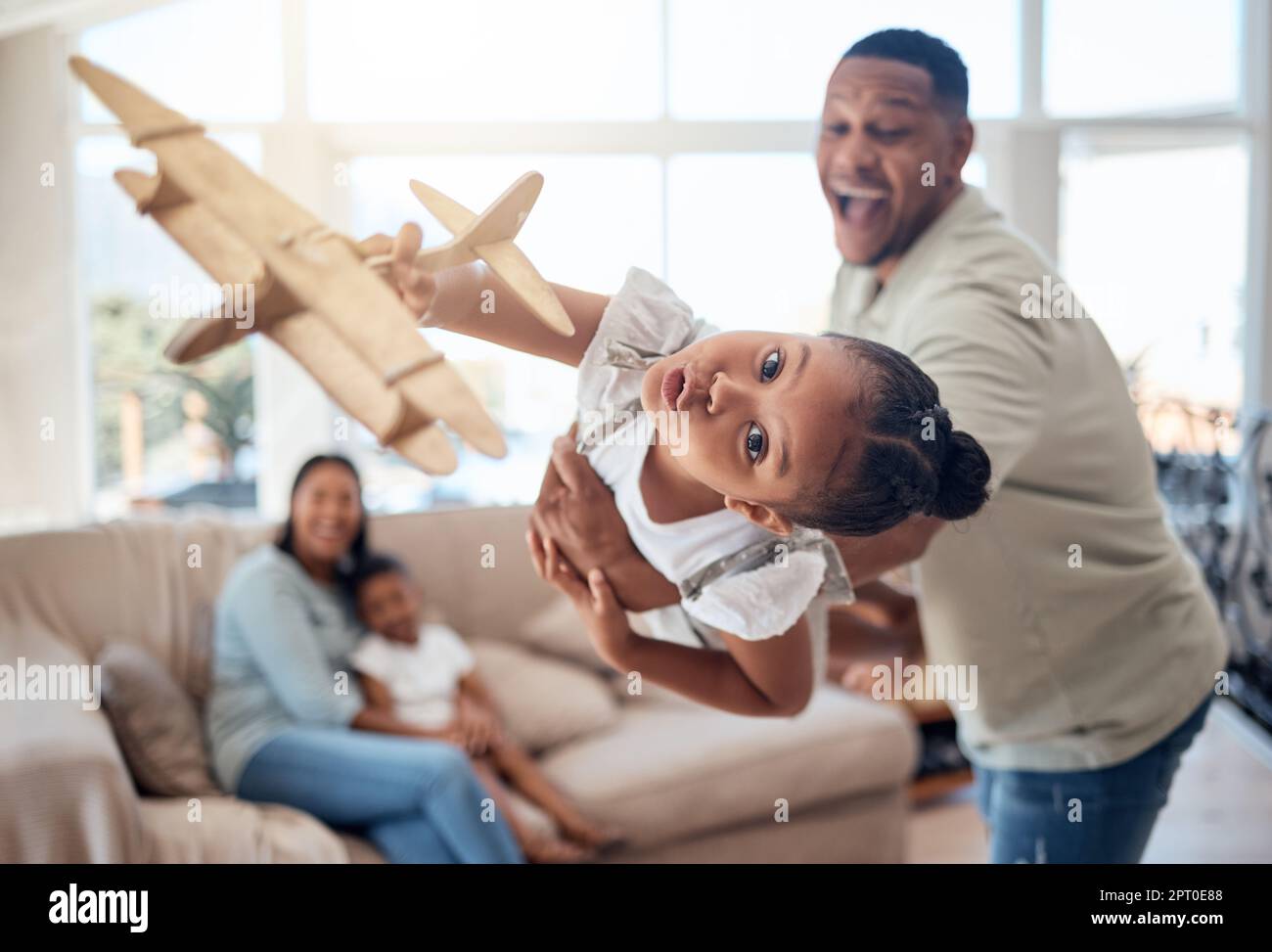 Vater, Mädchen oder spielen mit Spielzeug Flugzeug in der Familie zu Hause oder Haus Wohnzimmer für spannende Spiel, Reise Träume oder Fantasie. Verspieltes Porträt, Flugzeug oder Stockfoto