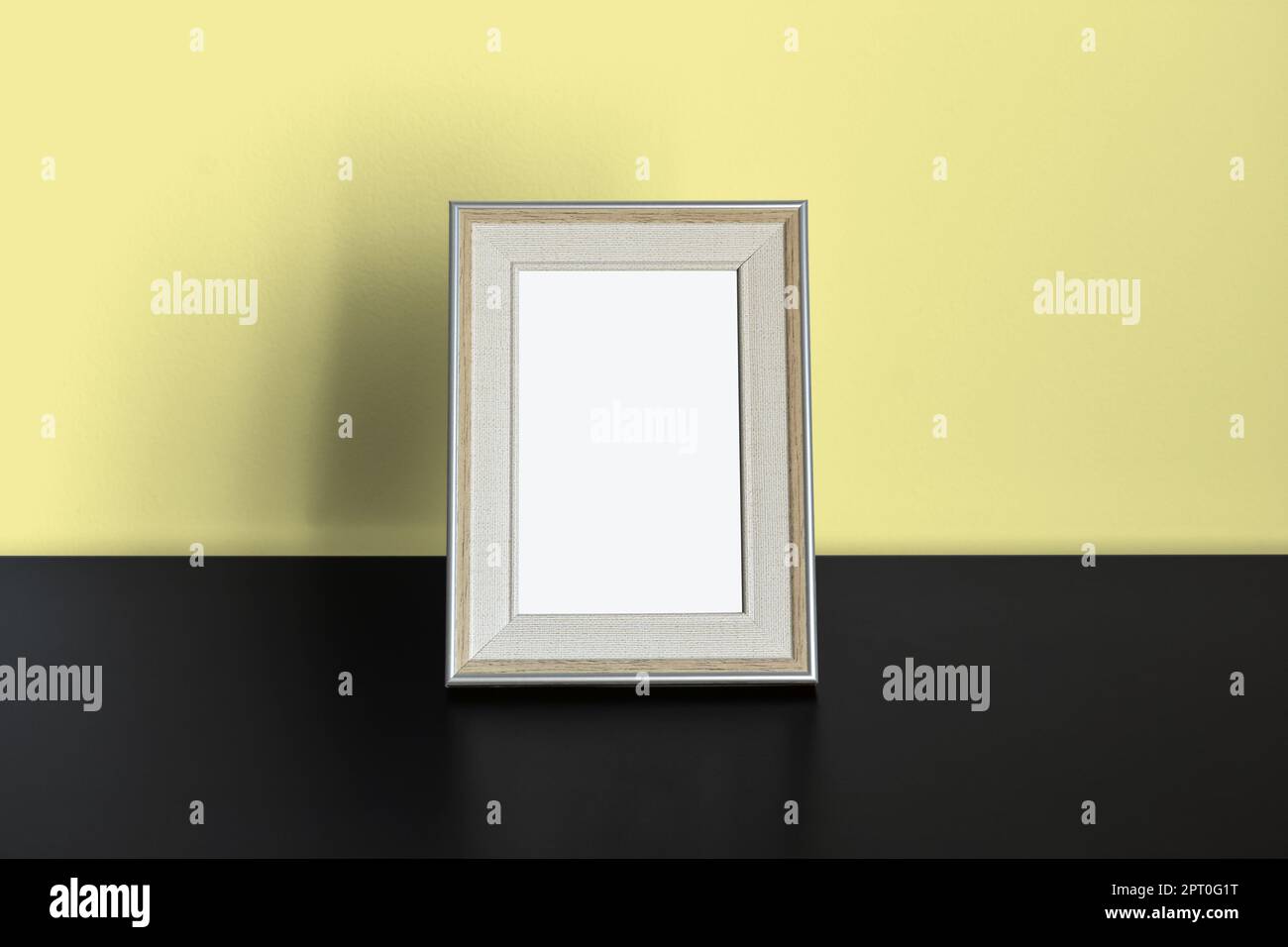 Bild Rahmenmodell auf gelber Wand Stockfoto