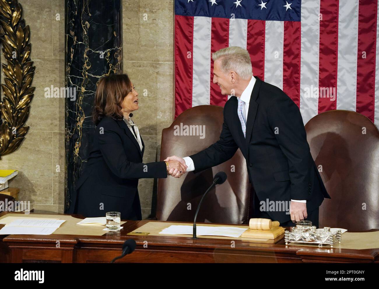 Washington, Usa. 27. April 2023. Sprecher des Hauses Kevin McCarthy schüttelt mit Vizepräsident Kamala Harris die Hand, bevor der südkoreanische Präsident Yoon Suk Yeol zu einer gemeinsamen Kongresssitzung in den USA spricht Capitol in Washington DC am Donnerstag, den 27. April 2023. Präsident Joe Biden und Präsident Yoon kündigten am Mittwoch einen wichtigen neuen Plan an, der die nordkoreanische Aggression abschrecken soll. Foto: Ken Cedeno/UPI Credit: UPI/Alamy Live News Stockfoto