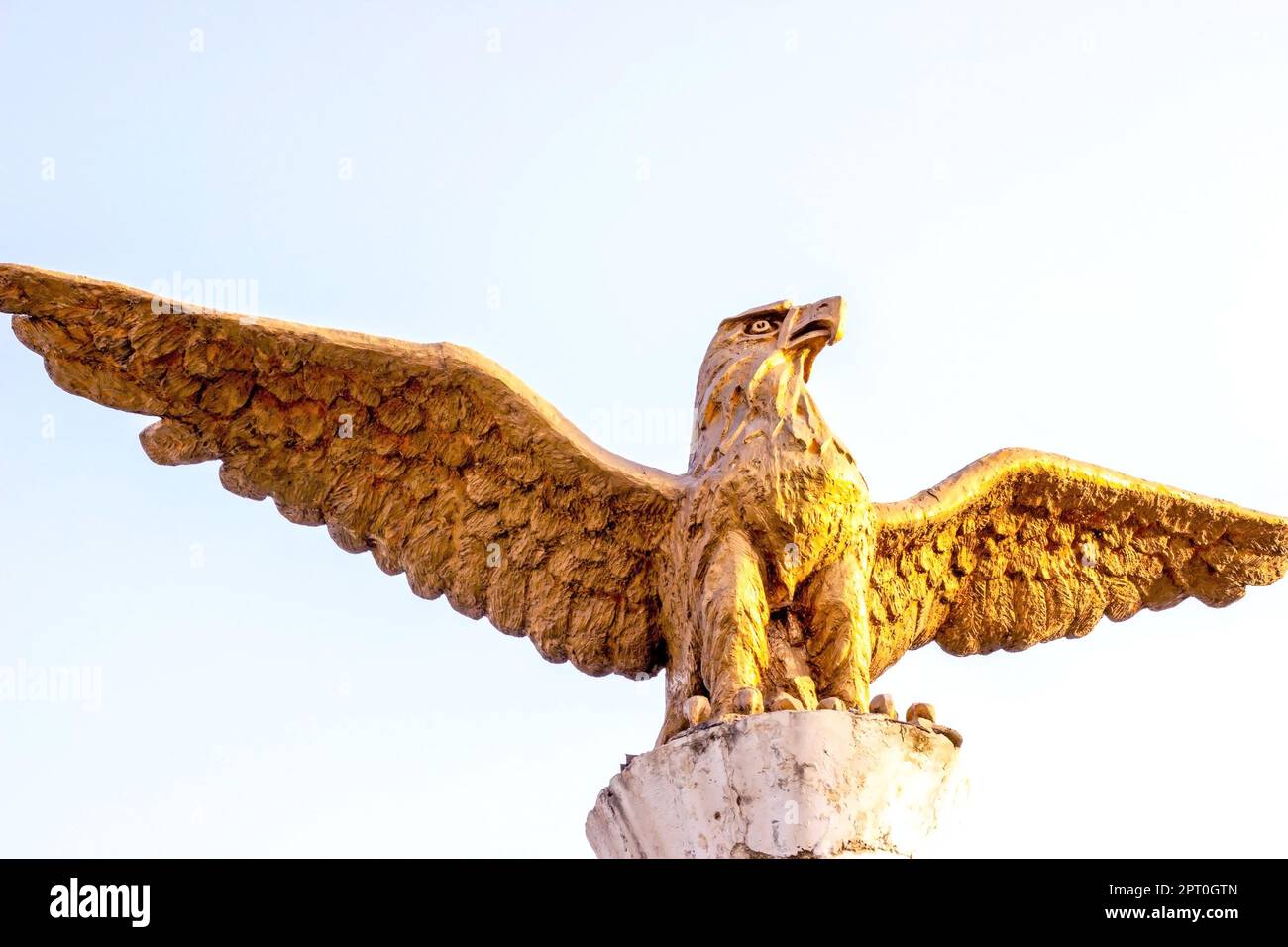 DUSCHANBE, TADSCHIKISTAN - 2. JULI 2022: Die Statue des goldenen Brazen Adlers am Himmel. Stockfoto