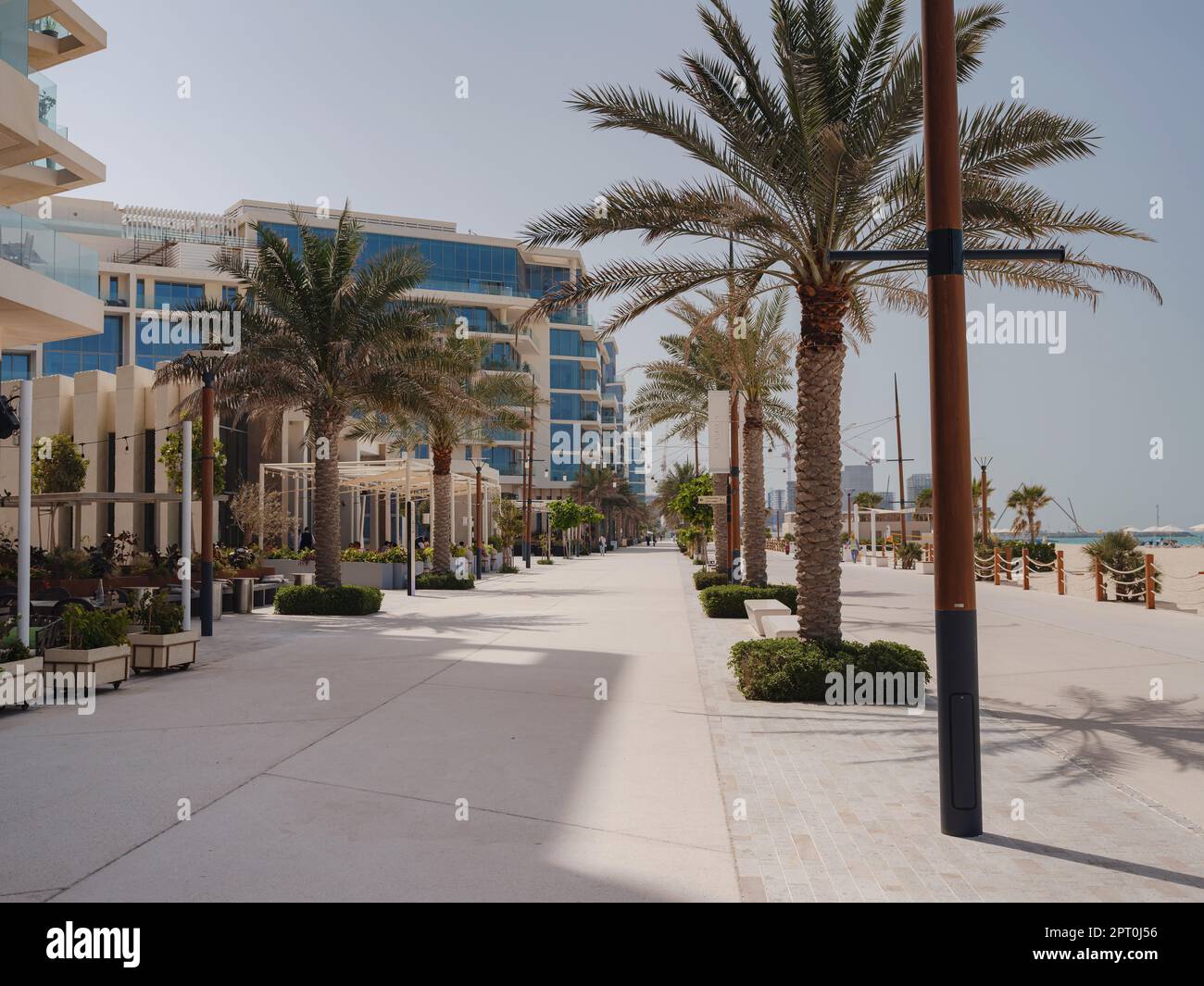 Abu Dhabi, VAE - 21. März 2023 : Soul Beach in Al Saadiyat Island, Cultural District. Straße mit Wohnungen, Geschäften, Restaurants und Hotels Stockfoto