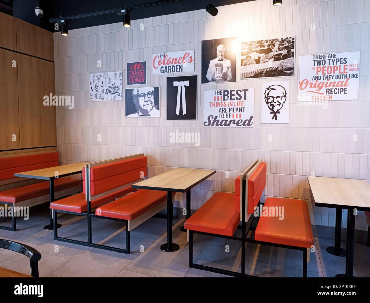 DUSCHANBE, TADSCHIKISTAN - 28. AUGUST 2022: Die Wand des KFC Fast Food  Restaurants mit Colonel Sanders alten Fotos und Bildern, Tischen und Stühlen  im Inneren Stockfotografie - Alamy