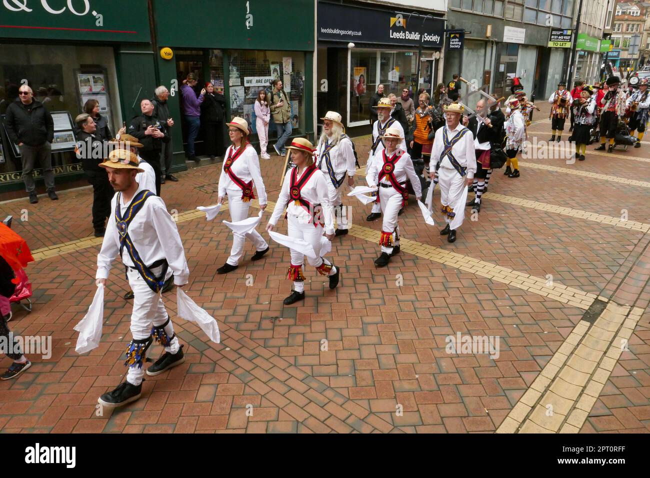 Saint George's Day Celebrations Derby 2023. Marschieren Sie von der St. James' Street zum Marktplatz im Stadtzentrum von Derby. Stockfoto