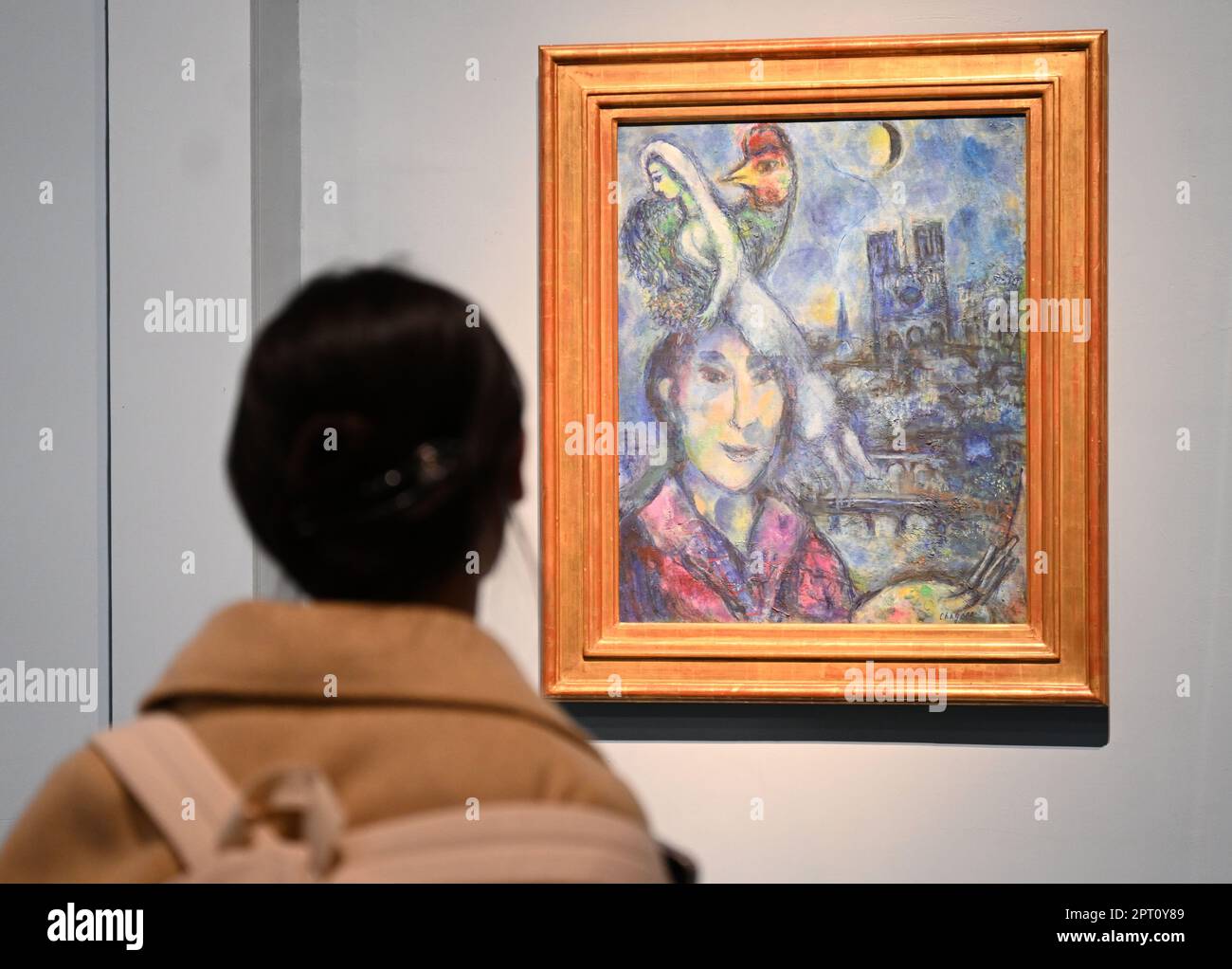 Peking, China. 26. April 2023. Dieses Foto wurde am 26. April 2023 aufgenommen und zeigt ein Selbstporträt von Marc Chagall in den Selbstporträts der Uffizien-Galerien im Nationalmuseum von China in Peking, der Hauptstadt von China. Die Selbstporträts-Meisterwerke aus den Uffizien-Galerien wurden am Donnerstag im Nationalmuseum von China in Peking für die Öffentlichkeit geöffnet und dauern bis zum 10. September. Kredit: Jin Liangkuai/Xinhua/Alamy Live News Stockfoto