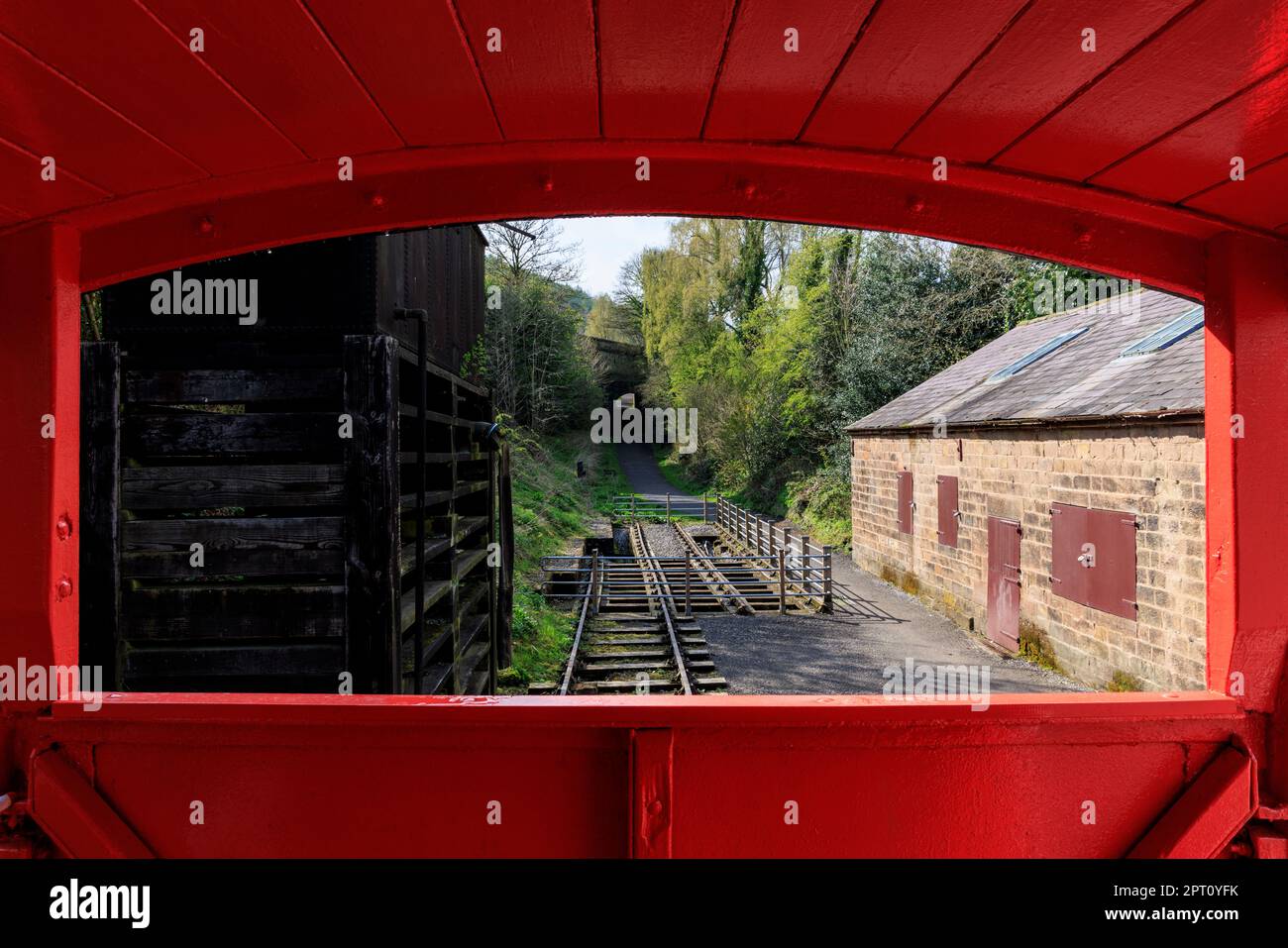 Im Inneren der Brake Vans an der High Peak Junction mit der Steigung und der Eisenbahnstrecke durch das Fenster, Cromford Canal, Derbyshire, England Stockfoto