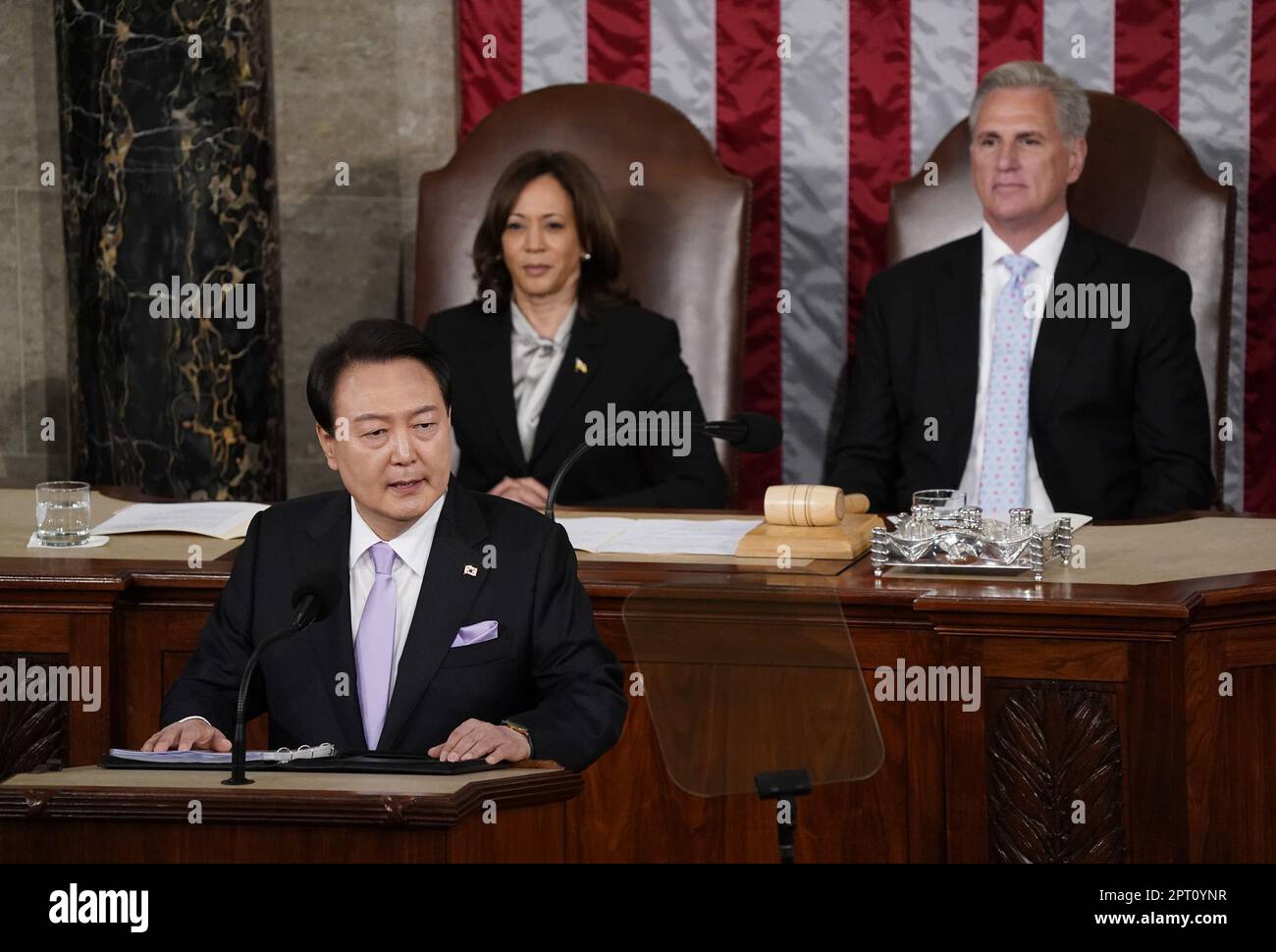 Washington, Usa. 27. April 2023. Der südkoreanische Präsident Yoon Suk Yeol spricht als Sprecher des Hauses Kevin McCarthy und Vizepräsident Kamala Harris während einer Ansprache vor einer gemeinsamen Kongresssitzung in den USA Capitol in Washington DC am Donnerstag, den 27. April 2023. Präsident Joe Biden und Präsident Yoon kündigten am Mittwoch einen wichtigen neuen Plan an, der die nordkoreanische Aggression abschrecken soll. Foto: Ken Cedeno/UPI Credit: UPI/Alamy Live News Stockfoto