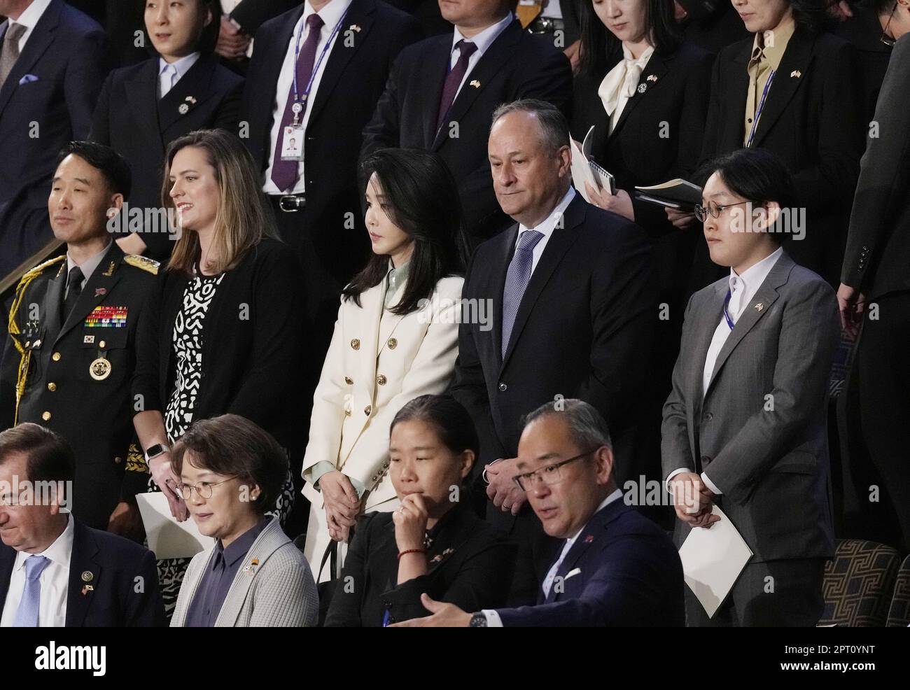 Washington, Usa. 27. April 2023. Zweiter Gentleman Doug Emhoff steht mit der südkoreanischen First Lady, Frau Kim Keon Hee, vor einer Ansprache des südkoreanischen Präsidenten Yoon Suk Yeol zu einer gemeinsamen Kongresssitzung in den USA Capitol in Washington DC am Donnerstag, den 27. April 2023. Präsident Joe Biden und Präsident Yoon kündigten am Mittwoch einen wichtigen neuen Plan an, der die nordkoreanische Aggression abschrecken soll. Foto: Ken Cedeno/UPI Credit: UPI/Alamy Live News Stockfoto