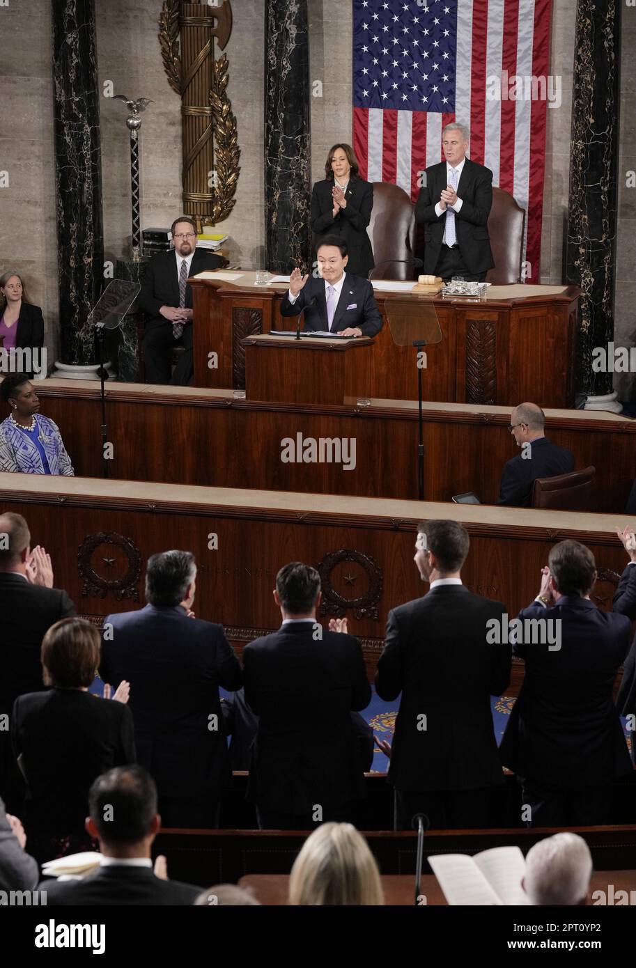 Washington, Usa. 27. April 2023. Der südkoreanische Präsident Yoon Suk Yeol hält eine Rede vor einer gemeinsamen Kongresssitzung in den USA Capitol in Washington DC am Donnerstag, den 27. April 2023. Präsident Joe Biden und Präsident Yoon kündigten am Mittwoch einen wichtigen neuen Plan an, der die nordkoreanische Aggression abschrecken soll. Foto: Ken Cedeno/UPI Credit: UPI/Alamy Live News Stockfoto