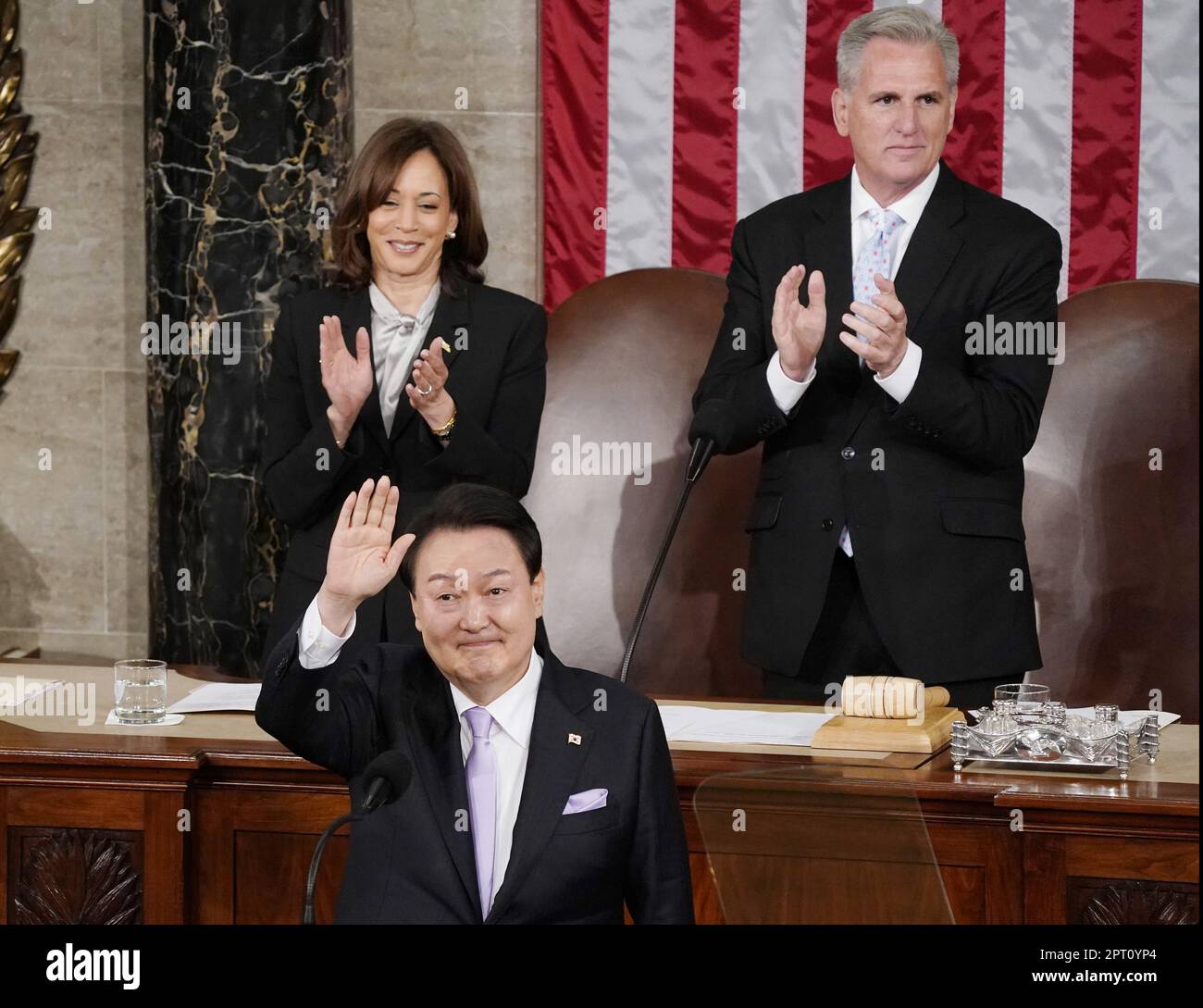 Washington, Usa. 27. April 2023. Der südkoreanische Präsident Yoon Suk Yeol winkt als Sprecher des Hauses Kevin McCarthy und Vizepräsident Kamala Harris vor einer Ansprache zu einer gemeinsamen Kongresssitzung in den USA Capitol in Washington DC am Donnerstag, den 27. April 2023. Präsident Joe Biden und Präsident Yoon kündigten am Mittwoch einen wichtigen neuen Plan an, der die nordkoreanische Aggression abschrecken soll. Foto: Ken Cedeno/UPI Credit: UPI/Alamy Live News Stockfoto