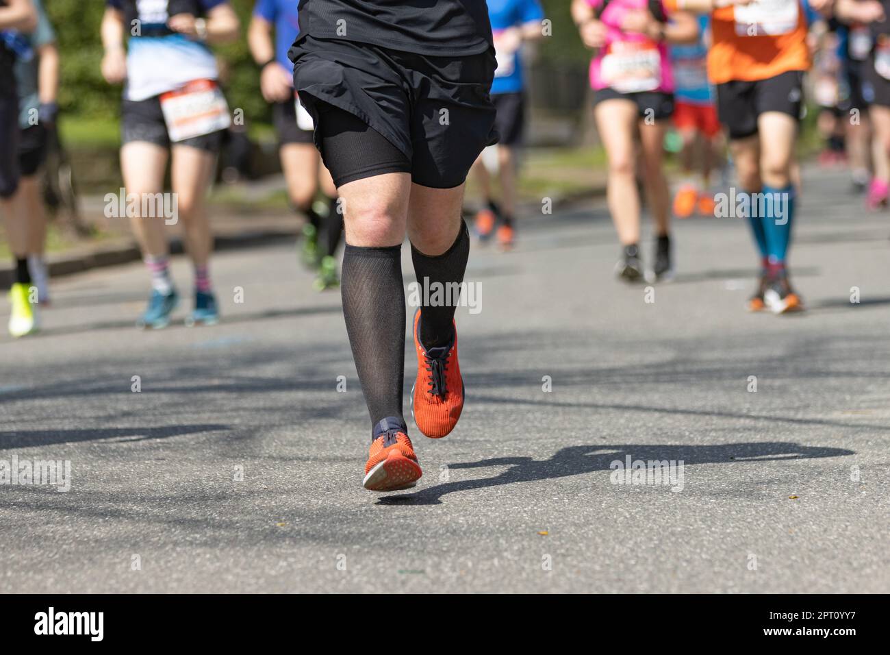 marathonläufer mit schwarzen Socken und roten Schuhen Stockfoto
