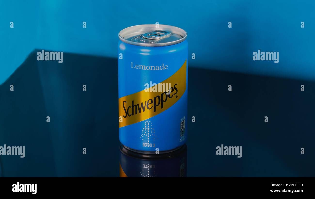 Mansfield,Nottingham,Vereinigtes Königreich:Studio-Produktbild einer Dose Schweppes Limonade. Stockfoto