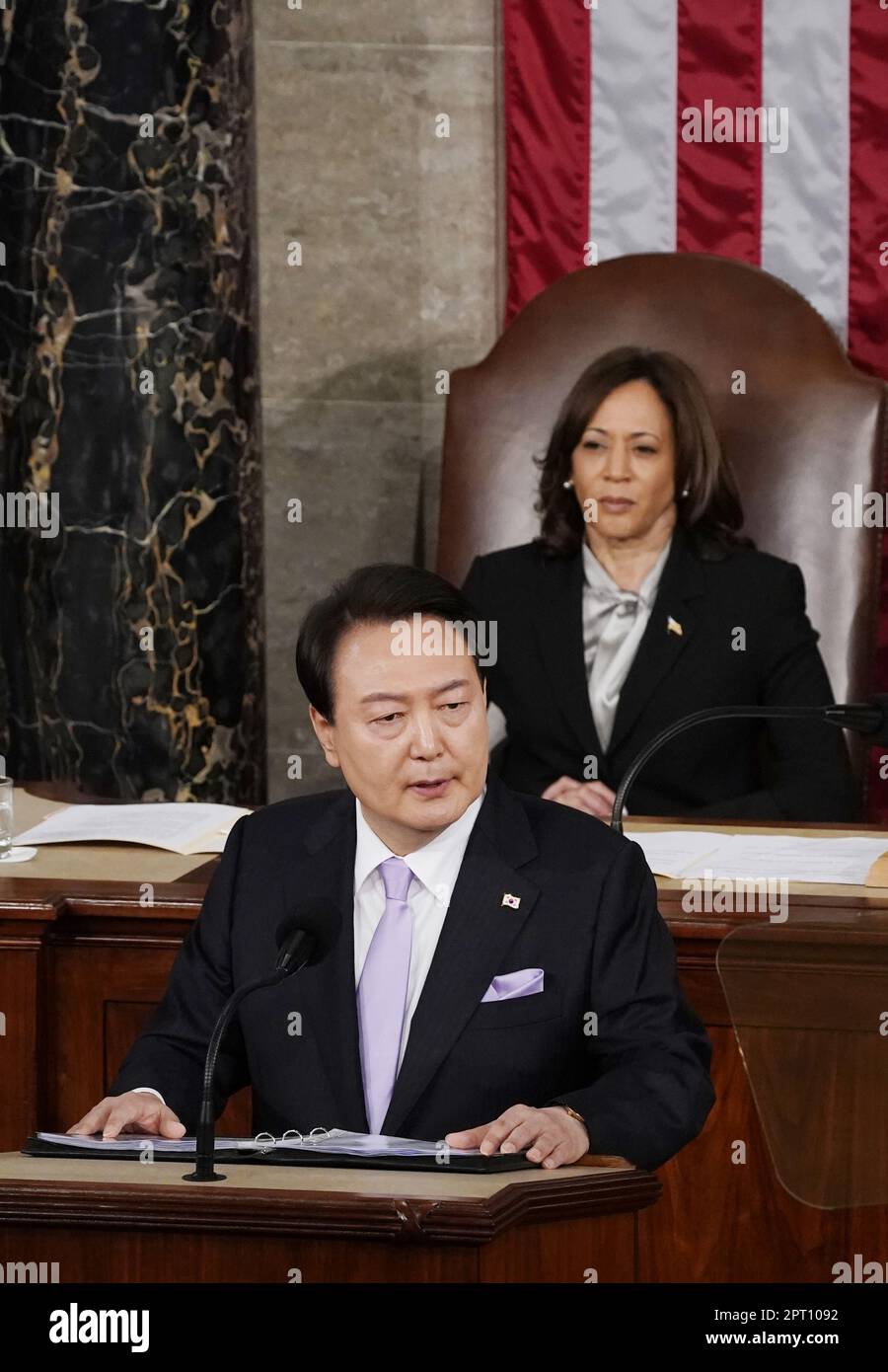 Washington, Usa. 27. April 2023. Der südkoreanische Präsident Yoon Suk Yeol hält eine Rede vor einer gemeinsamen Kongresssitzung in den USA Capitol in Washington DC am Donnerstag, den 27. April 2023. Präsident Joe Biden und Präsident Yoon kündigten am Mittwoch einen wichtigen neuen Plan an, der die nordkoreanische Aggression abschrecken soll. Foto: Ken Cedeno/UPI Credit: UPI/Alamy Live News Stockfoto