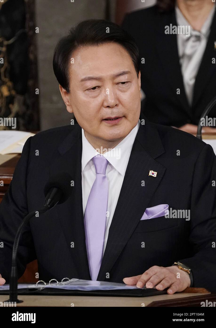 Washington, Usa. 27. April 2023. Der südkoreanische Präsident Yoon Suk Yeol hält eine Rede vor einer gemeinsamen Kongresssitzung in den USA Capitol in Washington DC am Donnerstag, den 27. April 2023. Präsident Joe Biden und Präsident Yoon kündigten am Mittwoch einen wichtigen neuen Plan an, der die nordkoreanische Aggression abschrecken soll. Foto: Ken Cedeno/UPI Credit: UPI/Alamy Live News Stockfoto