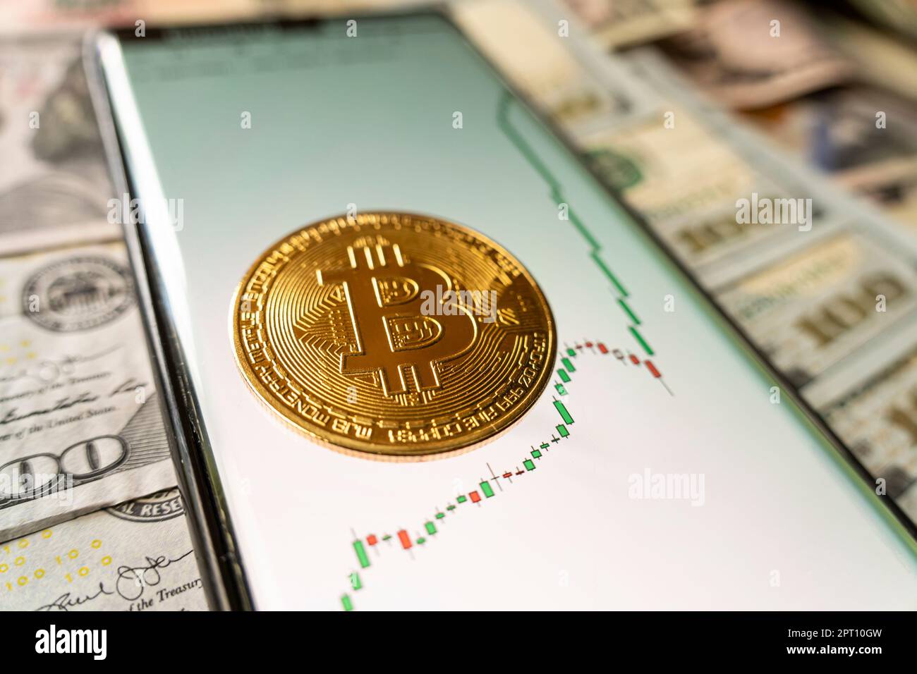 Wachstum des Bitcoin-Wechselkurses auf der Smartphone-Karte und der Bitcoin-Goldmünze. Stockfoto
