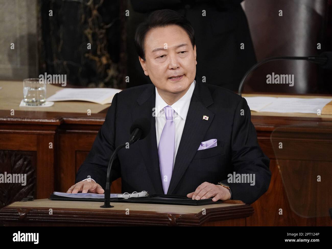 Washington, Usa. 27. April 2023. Der südkoreanische Präsident Yoon Suk Yeol hält eine Rede vor einer gemeinsamen Kongresssitzung in den USA Capitol in Washington DC am Donnerstag, den 27. April 2023. Präsident Joe Biden und Präsident Yoon kündigten am Mittwoch einen wichtigen neuen Plan an, der die nordkoreanische Aggression abschrecken soll. Foto: Ken Cedeno/UPI Credit: UPI/Alamy Live News Stockfoto